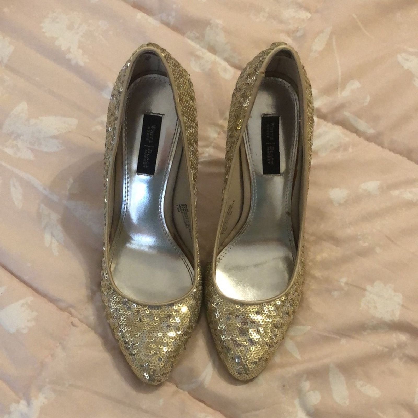 White House Black Market WHBM • Gold Sequined High Heels • Size 7.5M Size US 7.5 / IT 37.5 - 2 Thumbnail