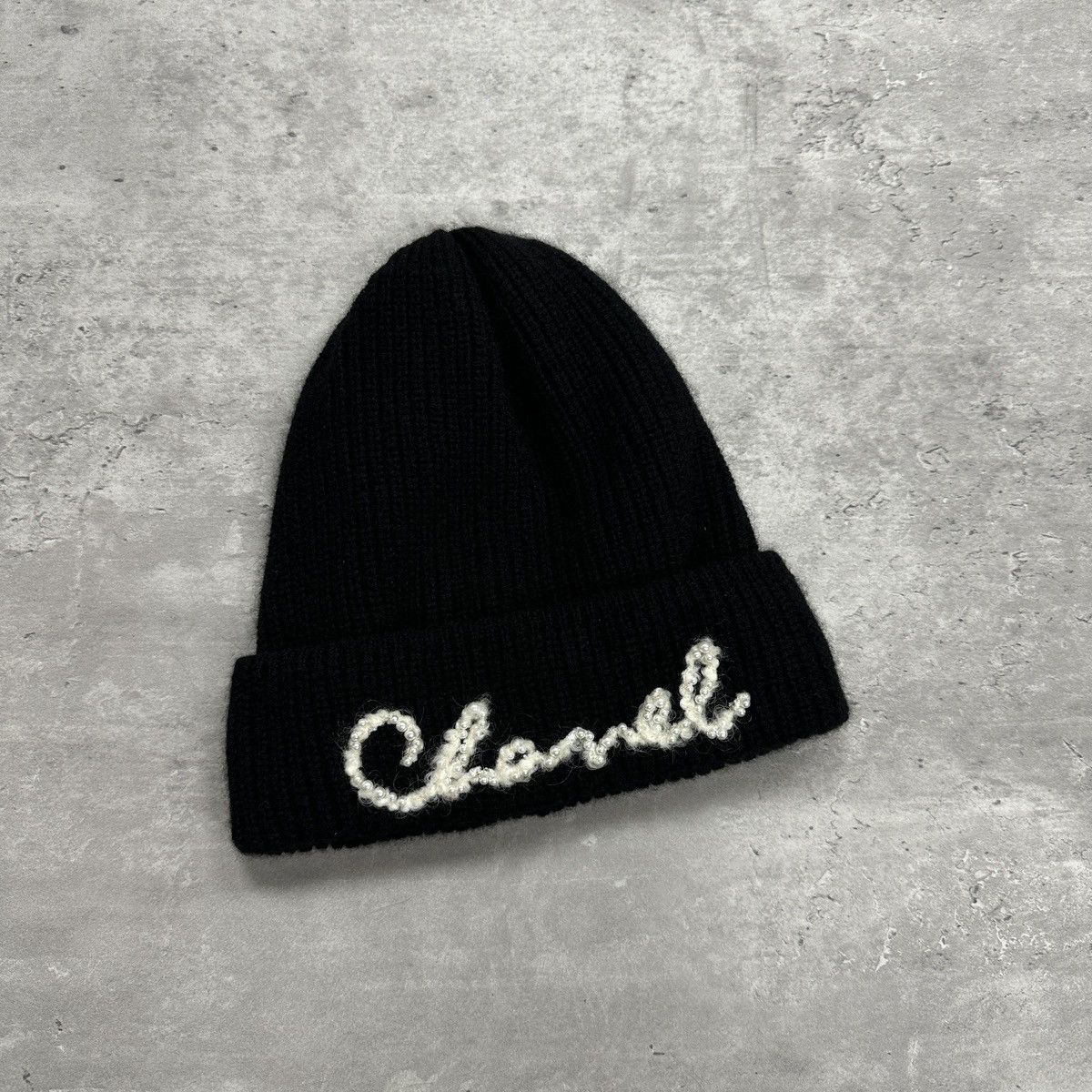 Chanel Chanel Pearl Script Logo Cashmere Beanie Black Size ONE SIZE - 1 Thumbnail