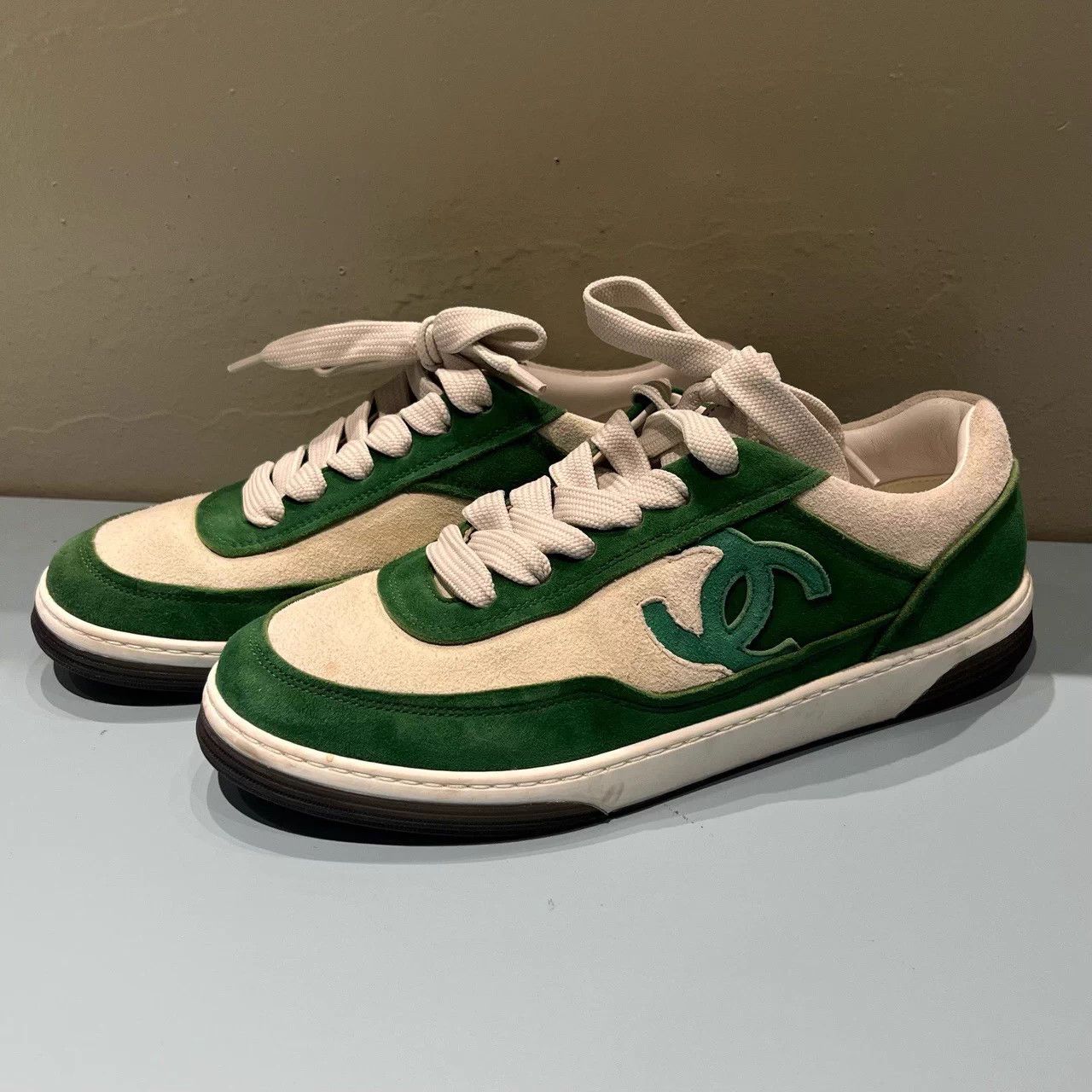 Other Chanel White Green Leather Low Top Sneaker 36 Size US 5 / IT 35 - 2 Thumbnail