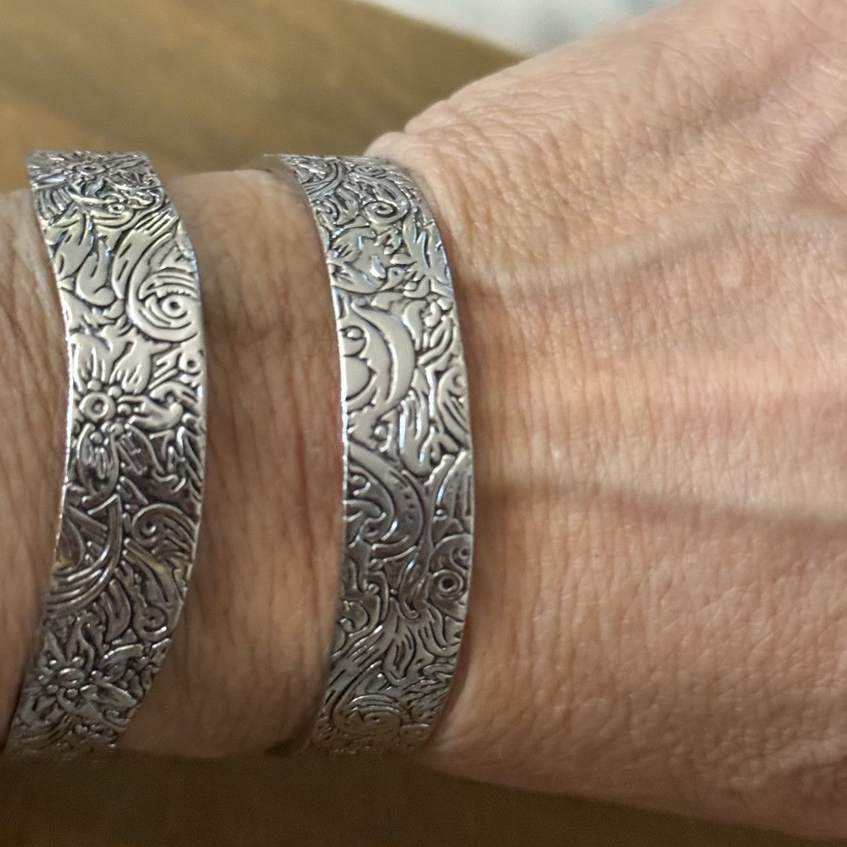 Other Silver tone floral etched cut out wavy cuff bangle bracelet Size ONE SIZE - 2 Thumbnail