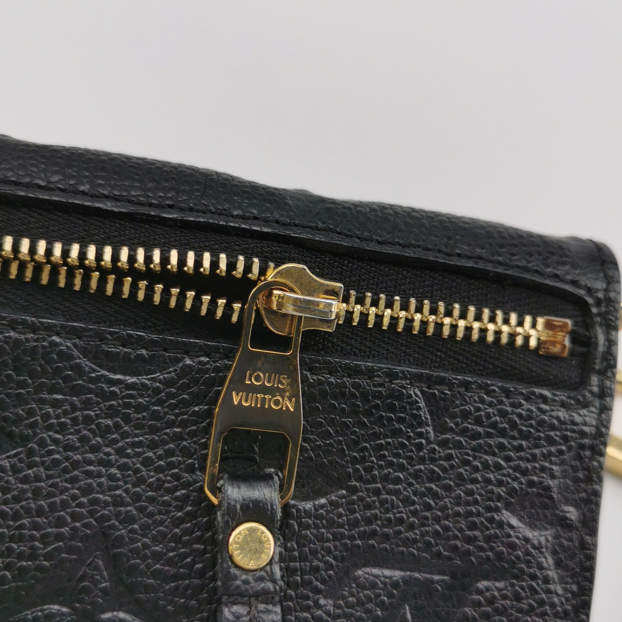 Louis Vuitton Louis Vuitton (LV) Cowhide solid color embossed old flower Size ONE SIZE - 5 Thumbnail