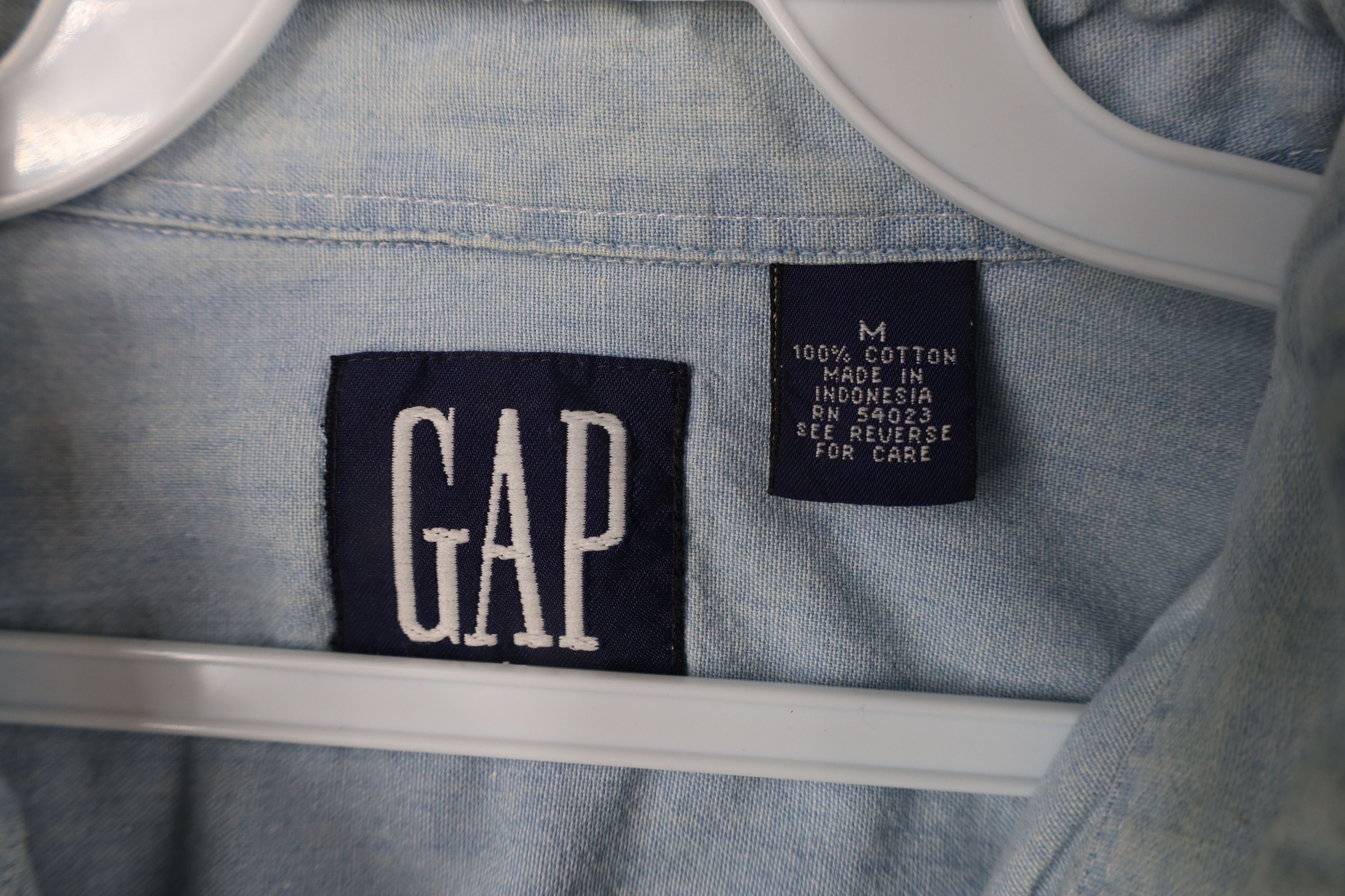 Gap × Vintage Vintage 90s Gap Denim Jean Collared Button Down Shirt Size US M / EU 48-50 / 2 - 9 Thumbnail
