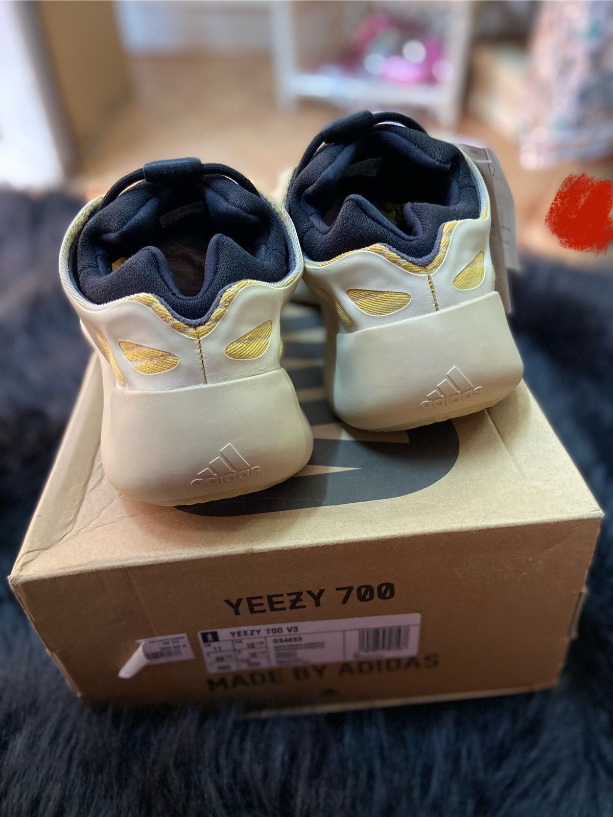 Adidas YEEZY 700 V3 Size US 11 / EU 44 - 4 Thumbnail