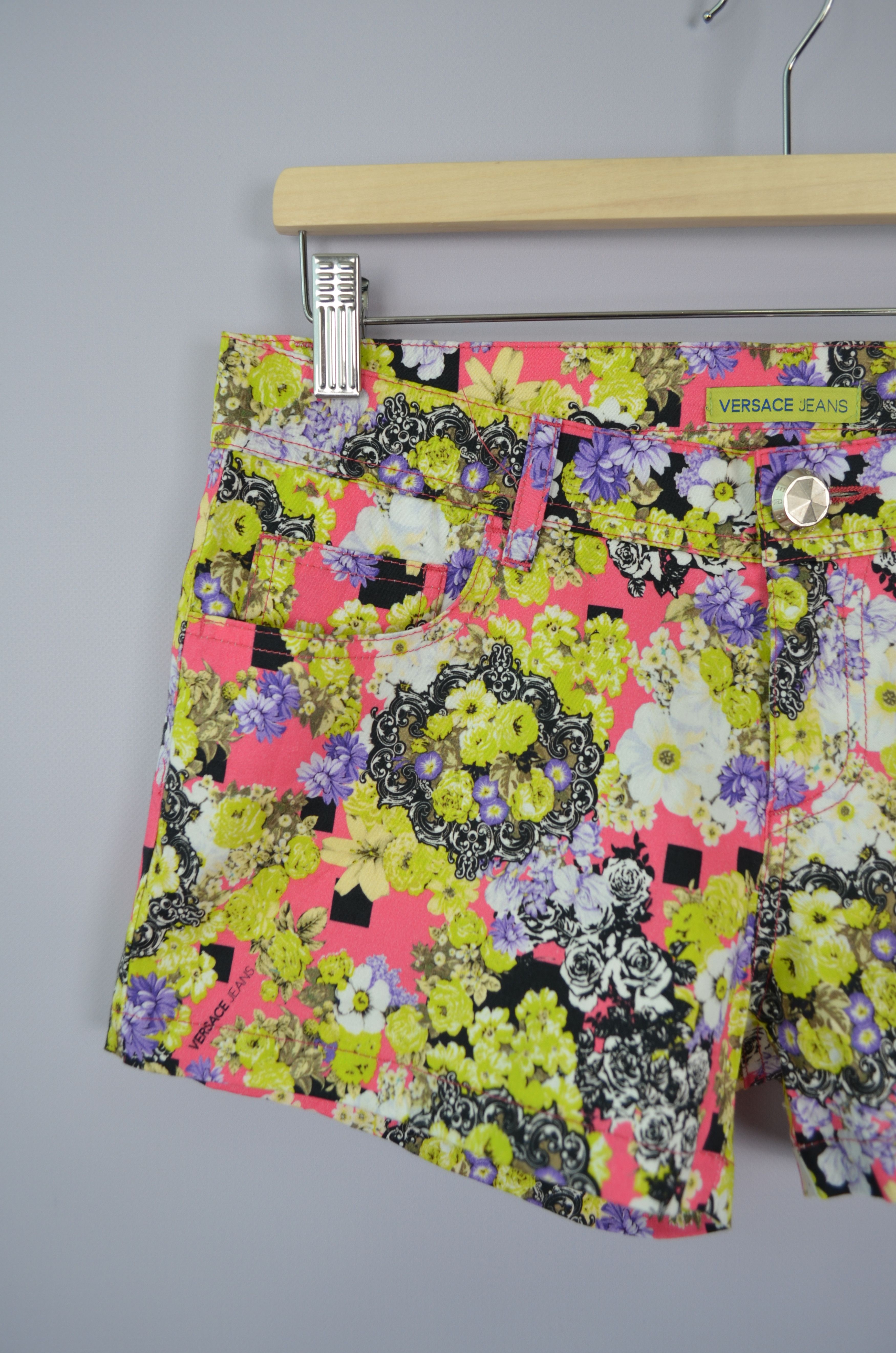 Versace × Versace Jeans Couture Versace Womens Mini Shorts Floral Print Size US6 / UK8 W28 Size 28" / US 6 / IT 42 - 5 Thumbnail
