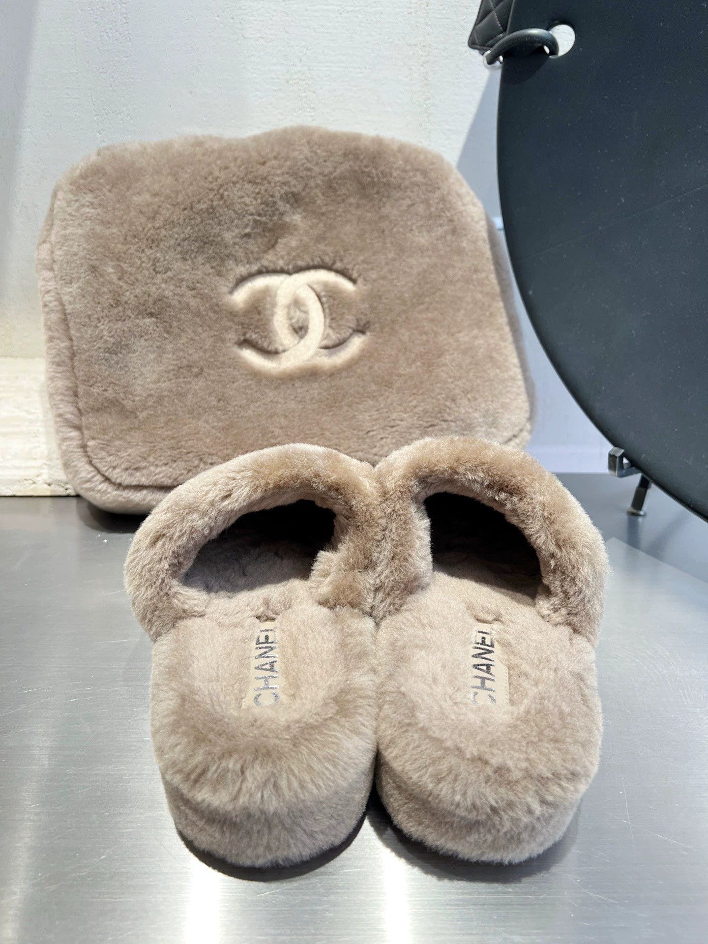 Chanel Chanel 99 New Milk Tea Fur Slippers 37 EU w/ Dust Bag Size US 6.5 / IT 36.5 - 3 Thumbnail
