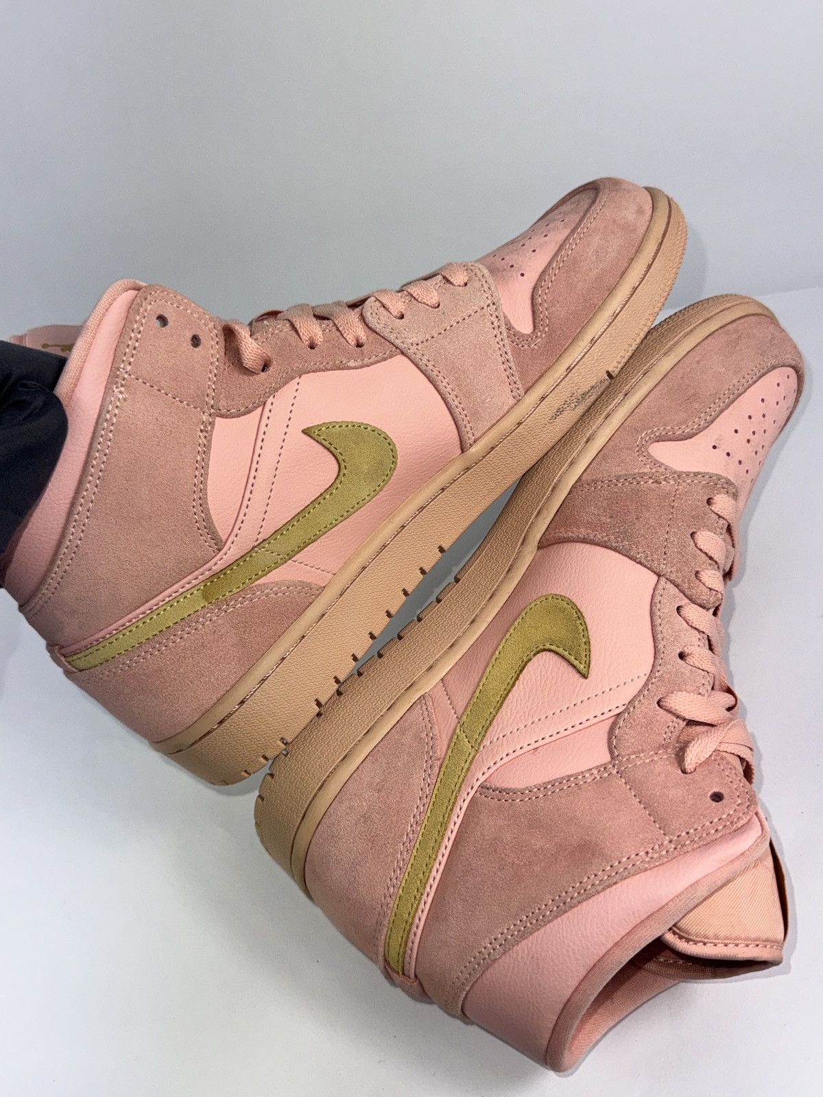 Jordan Brand JORDAN 1 MID CORAL GOLD Size US 9.5 / EU 42-43 - 6 Thumbnail