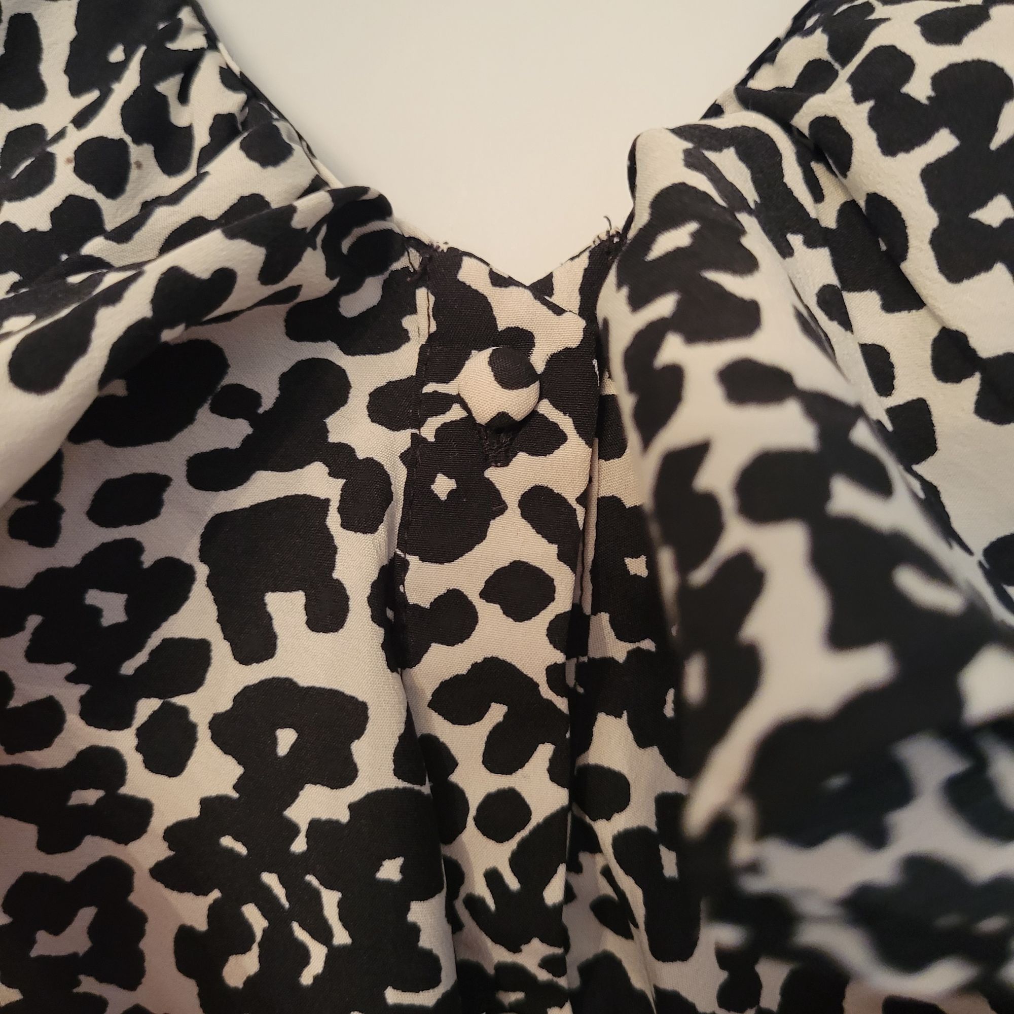 Banana Republic Banana Republic PS Ruffle Front Blouse Black White Animal Pr Size S / US 4 / IT 40 - 2 Thumbnail