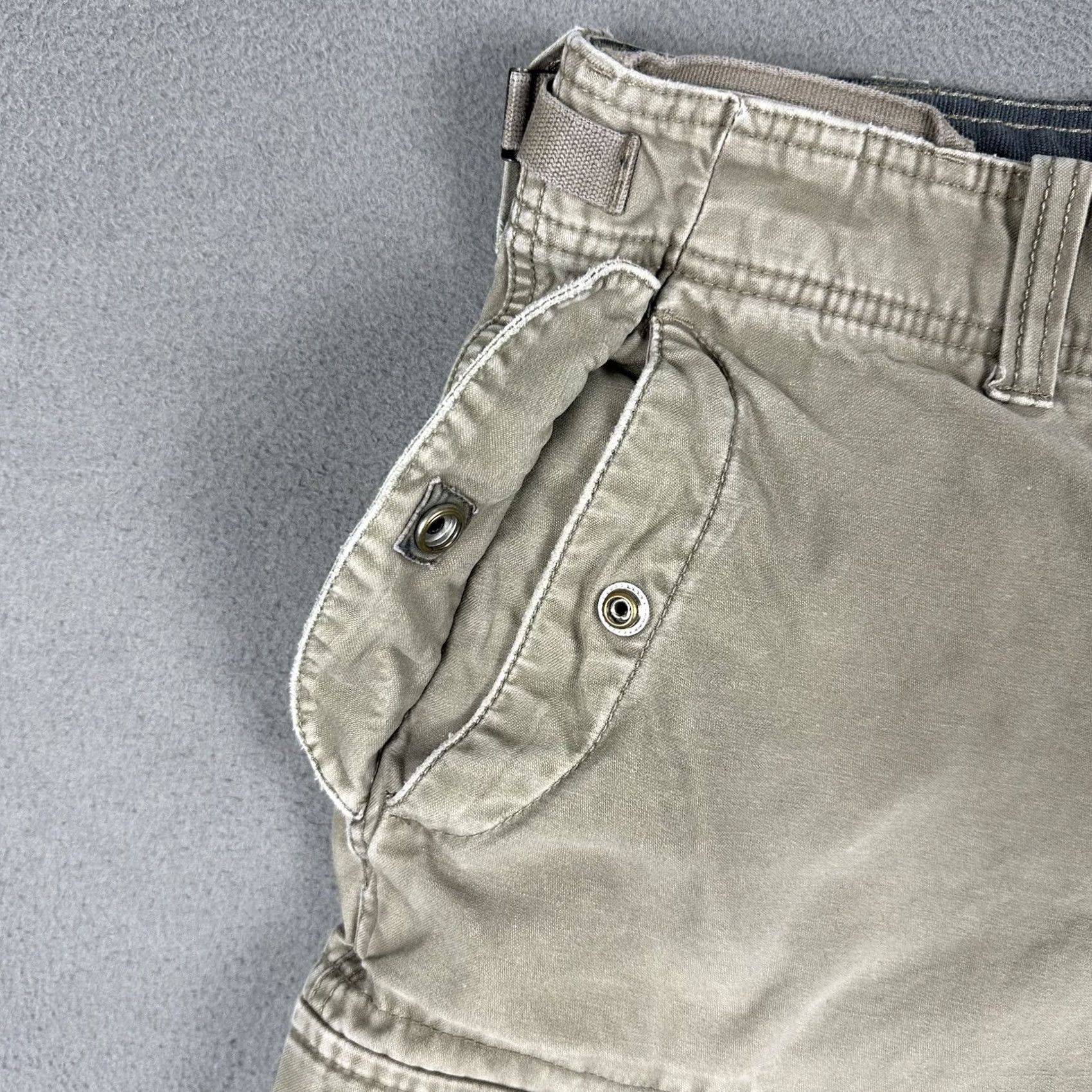 Old Navy Old Navy Cargo Shorts Mens 31 Tan Flap Pockets Military Paratrooper Buckle GUC Size US 31 - 4 Thumbnail