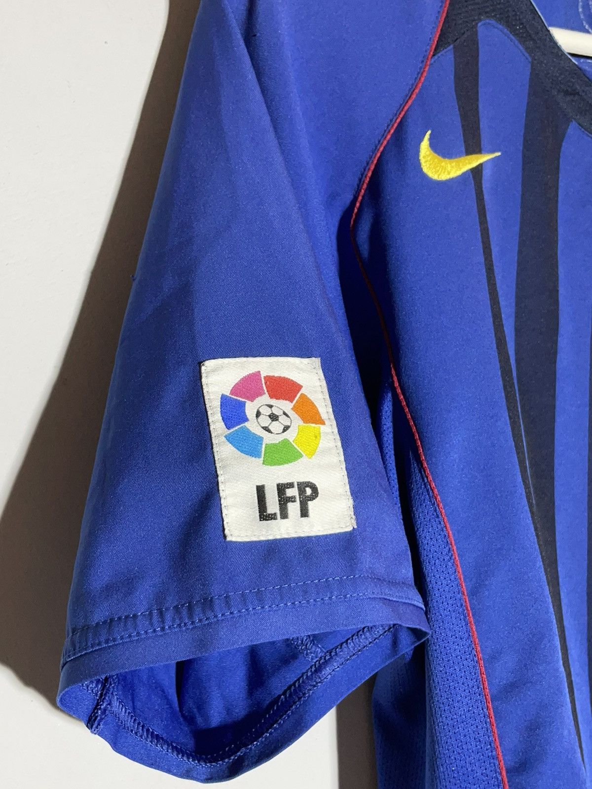 Nike Barcelona FC Nike 2004/05 Away Y2k Vintage Football Shirt Size US S / EU 44-46 / 1 - 3 Thumbnail