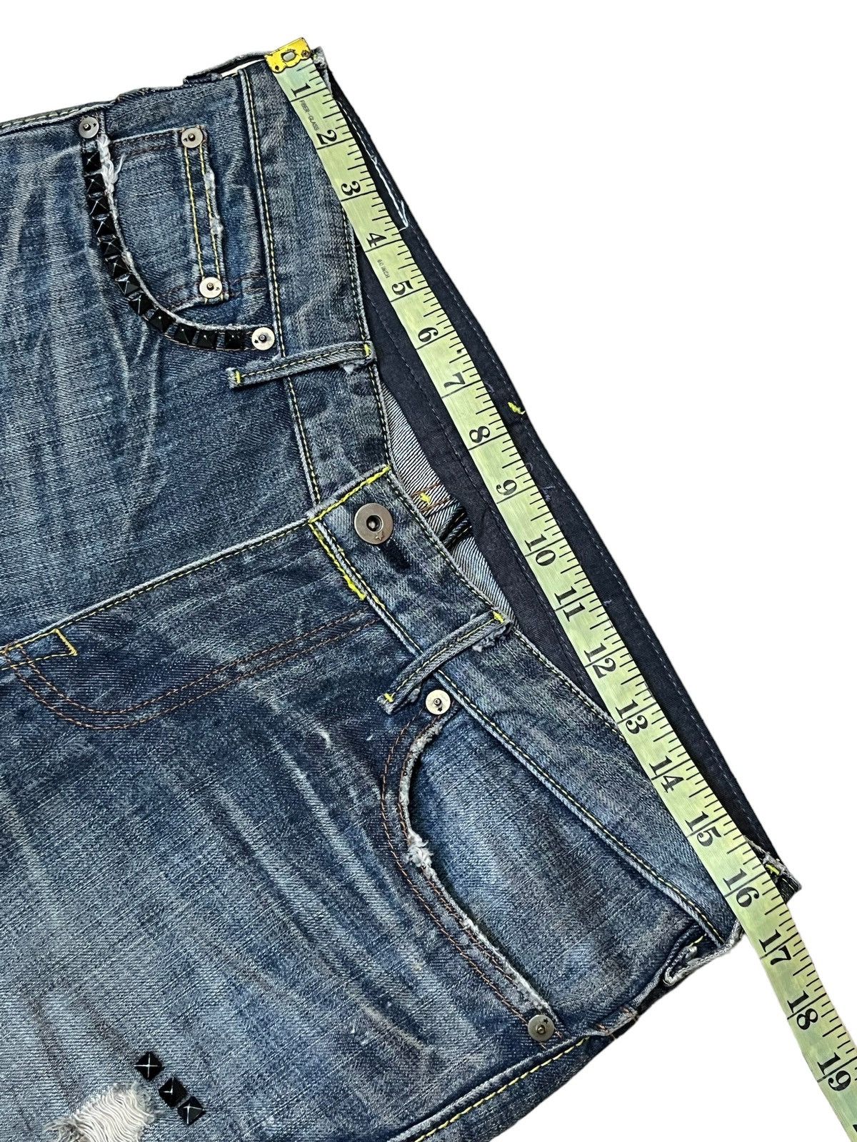 Levi's VINTAGE LEVI’S BLACK STAR CUSTOM STUD DISTRESSED DENIM Size US 33 - 10 Thumbnail