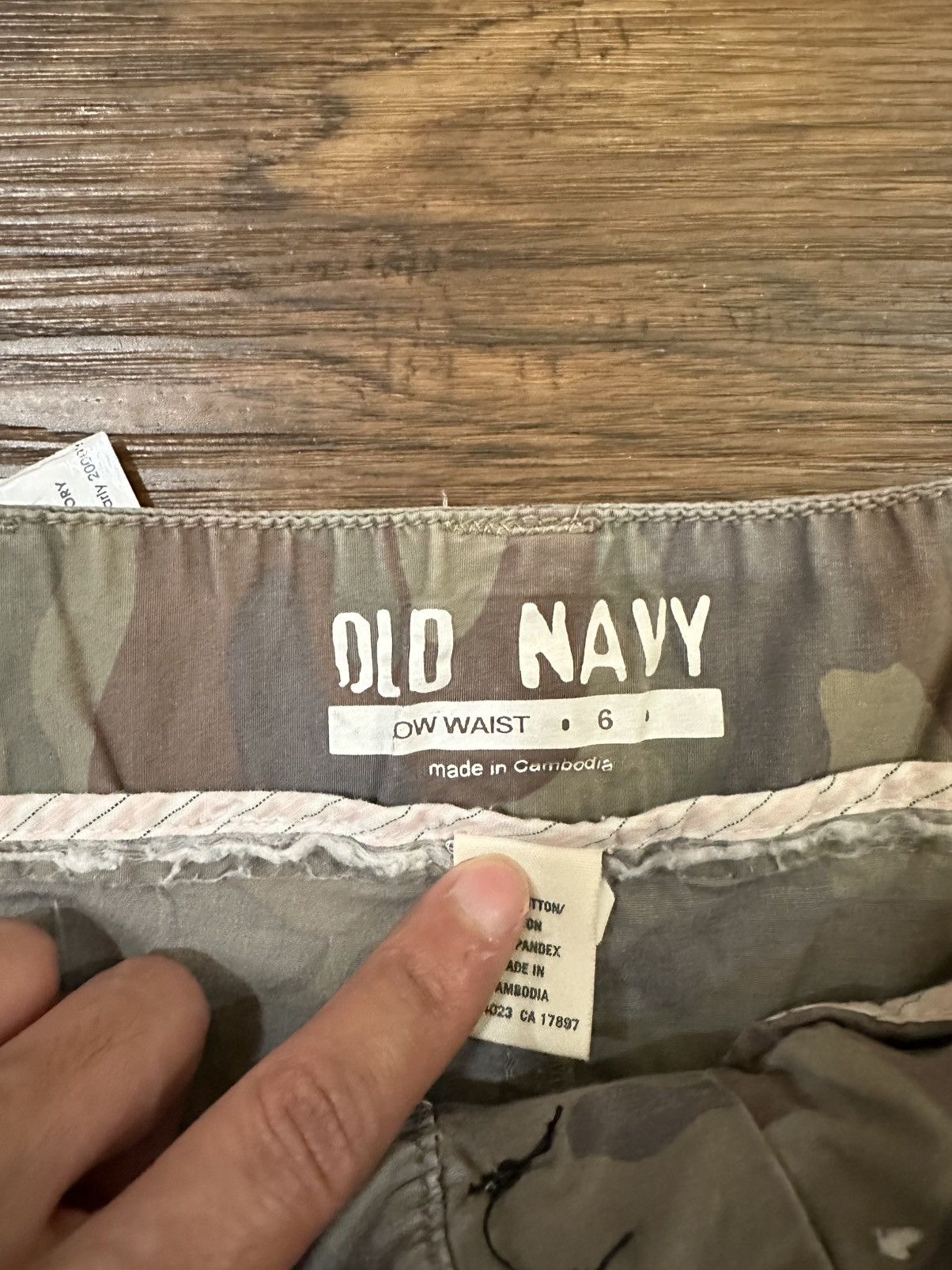 Old Navy Old Navy Camo Shorts Size 28" / US 6 / IT 42 - 2 Thumbnail