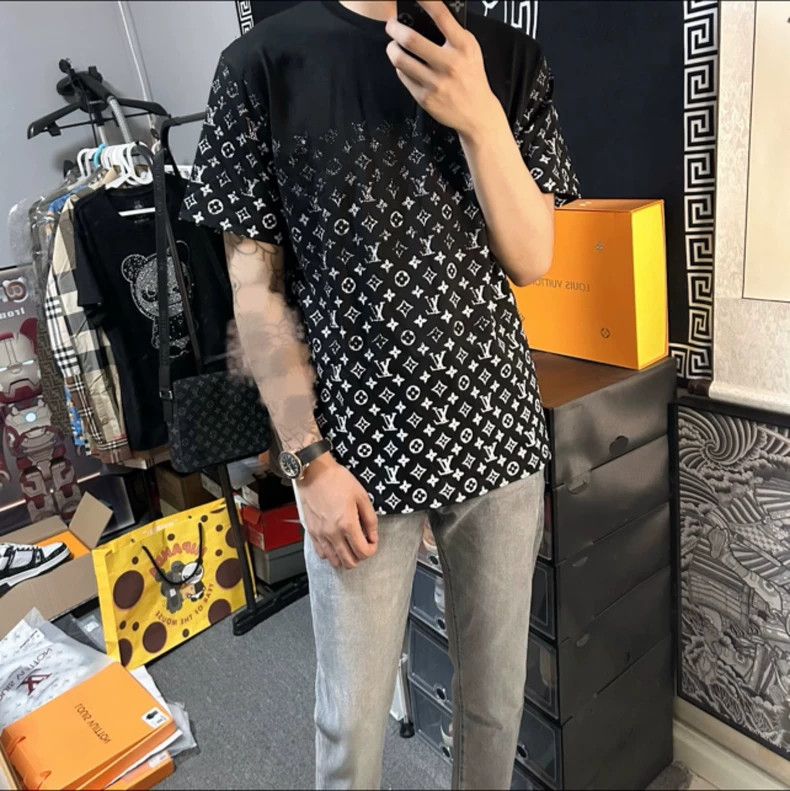 Louis Vuitton Louis Vuitton Gradient logo round neck short sleeve Size US XS / EU 42 / 0 - 6 Thumbnail