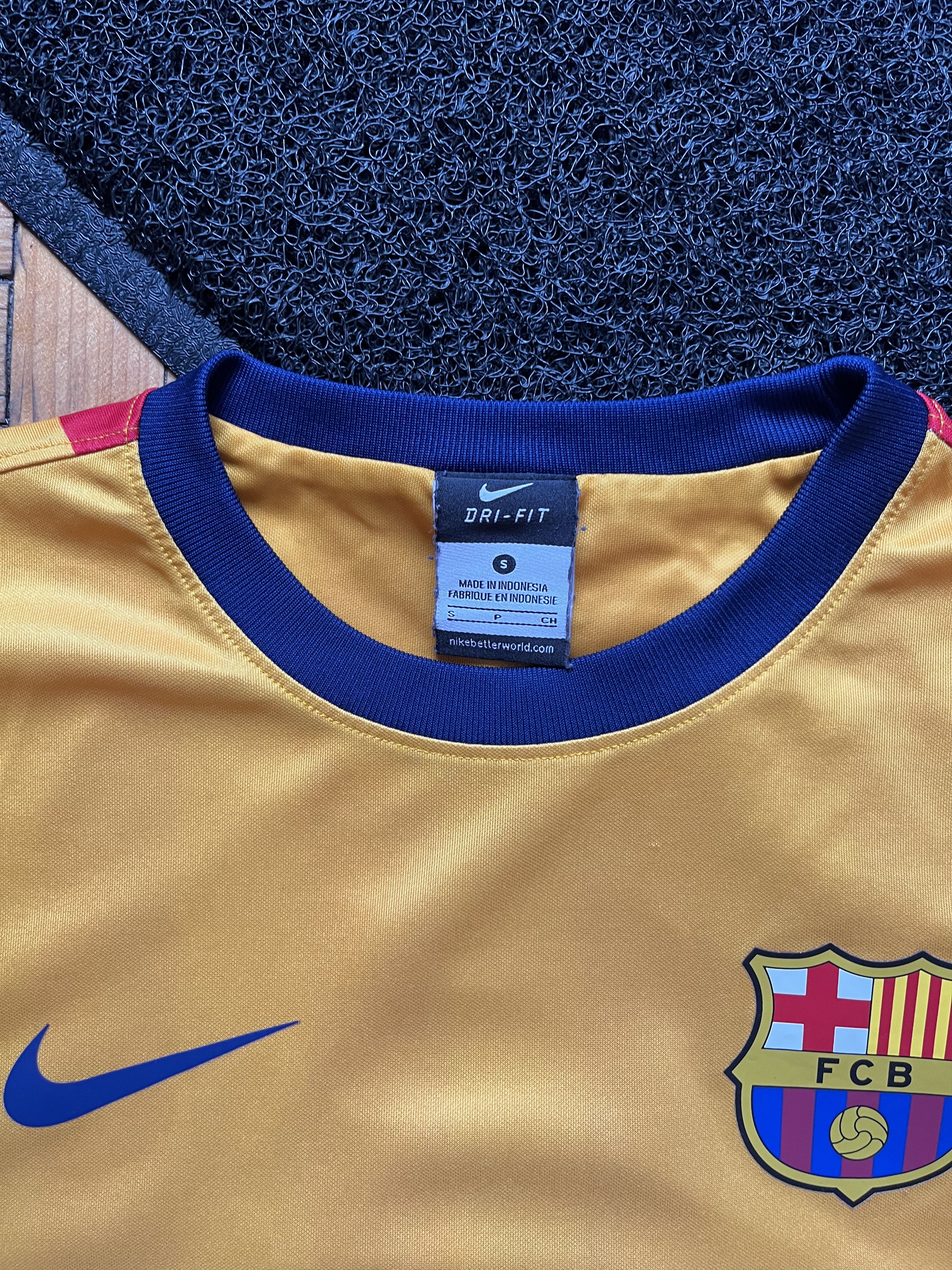 Nike FC Barcelona 2015/16 Nike Away Soccer Jersey Football Shirt Size US S / EU 44-46 / 1 - 3 Thumbnail