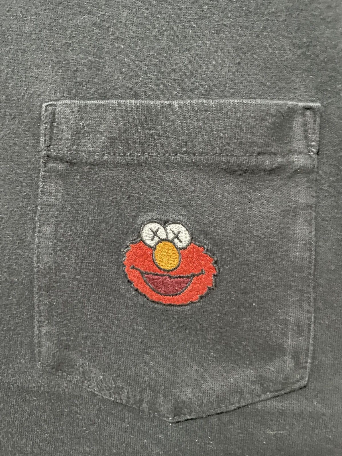 Kaws × Uniqlo Kaws x Uniqlo Sesame Street Elmo Pocket Tee Black Size US S / EU 44-46 / 1 - 4 Thumbnail