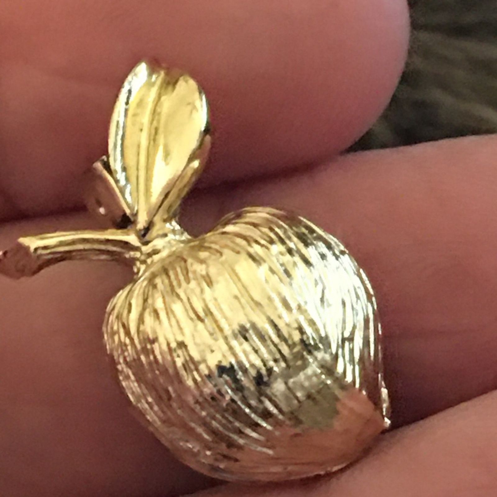 Vintage Vintage textured shiny gold tone mini apple brooch Size ONE SIZE - 3 Thumbnail