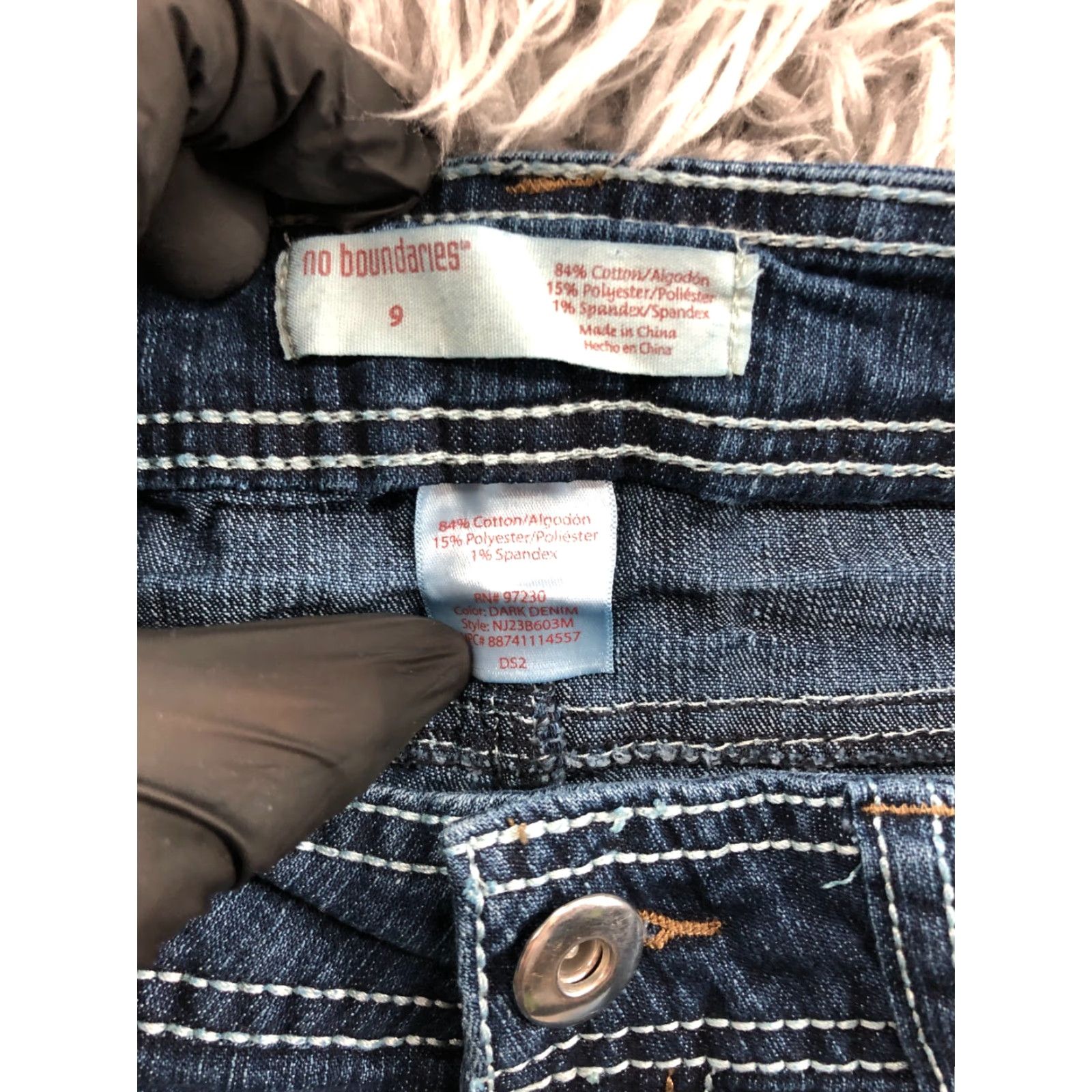 Vintage No Boundaries Cut-Off Shorts Womens Juniors Size 9 Medium Wash Blue Studded Denim Casual 5-Pocket Front Flat Front Regular Rise 4 in Cotton Jeans Size 30" / US 8 / IT 44 - 7 Thumbnail
