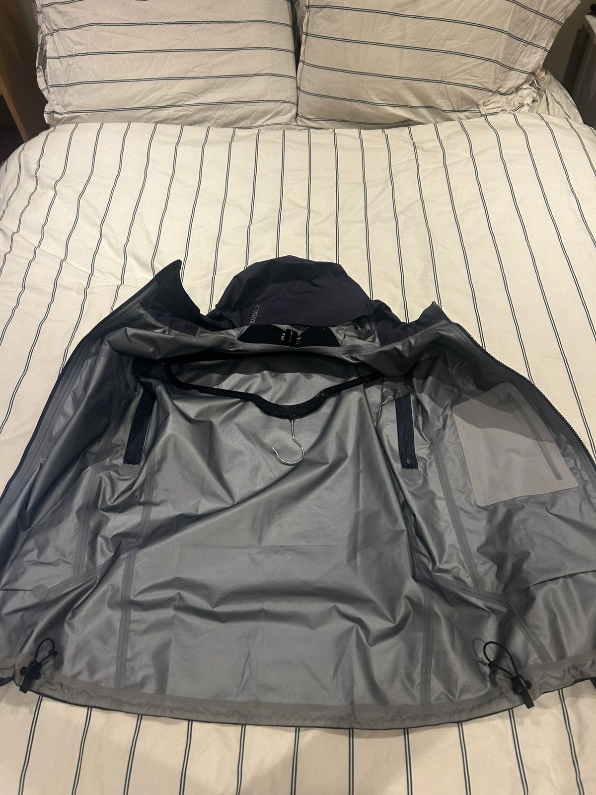 Arc'teryx Arcteryx rain coat €950 size small no flaws navy blue Size US S / EU 44-46 / 1 - 3 Thumbnail
