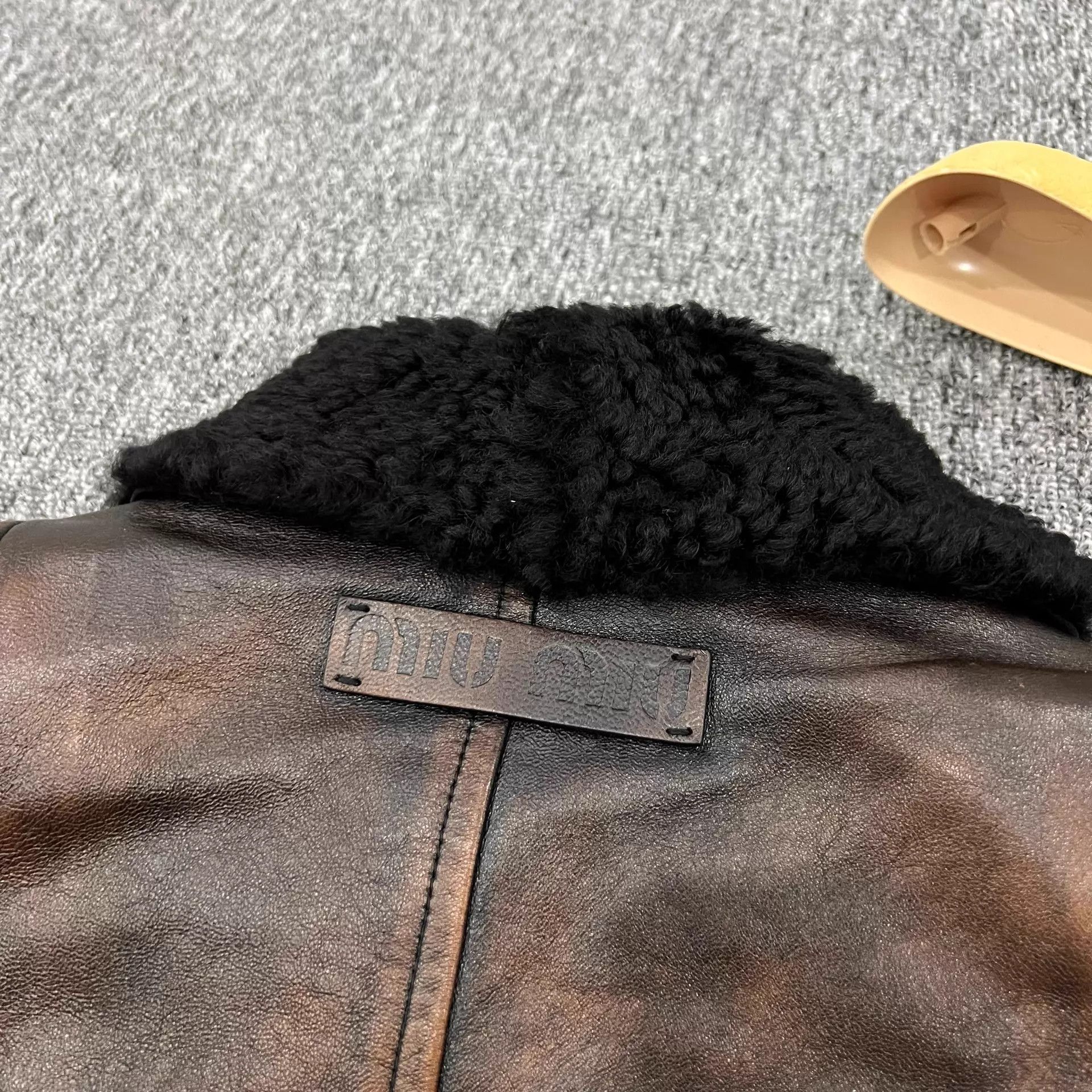 Miu Miu MIU MIU Tan Lambskin Short Jacket w/ Shearling Collar Logo Size XS / US 0-2 / IT 36-38 - 4 Thumbnail