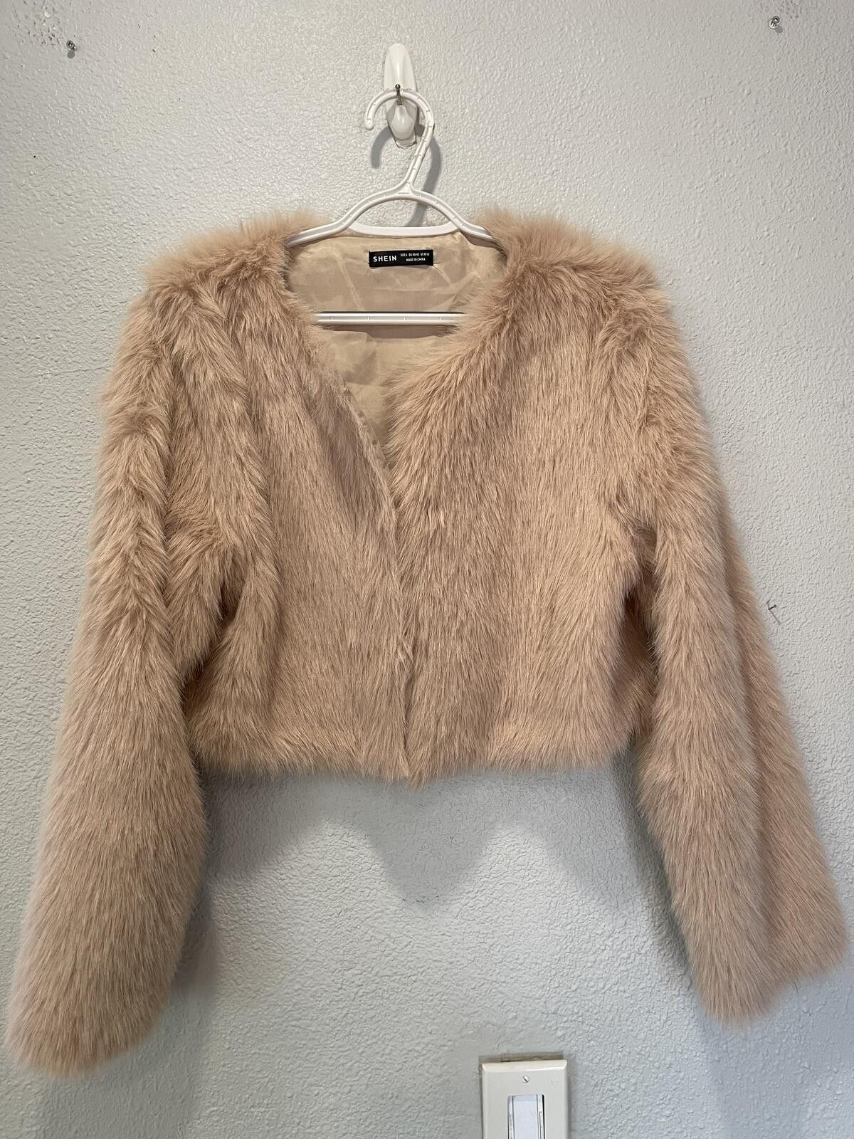 Shein SHEIN Faux Fur Cropped Jacket Size L US 8/10 Beige Size L / US 10 / IT 46 - 1 Thumbnail