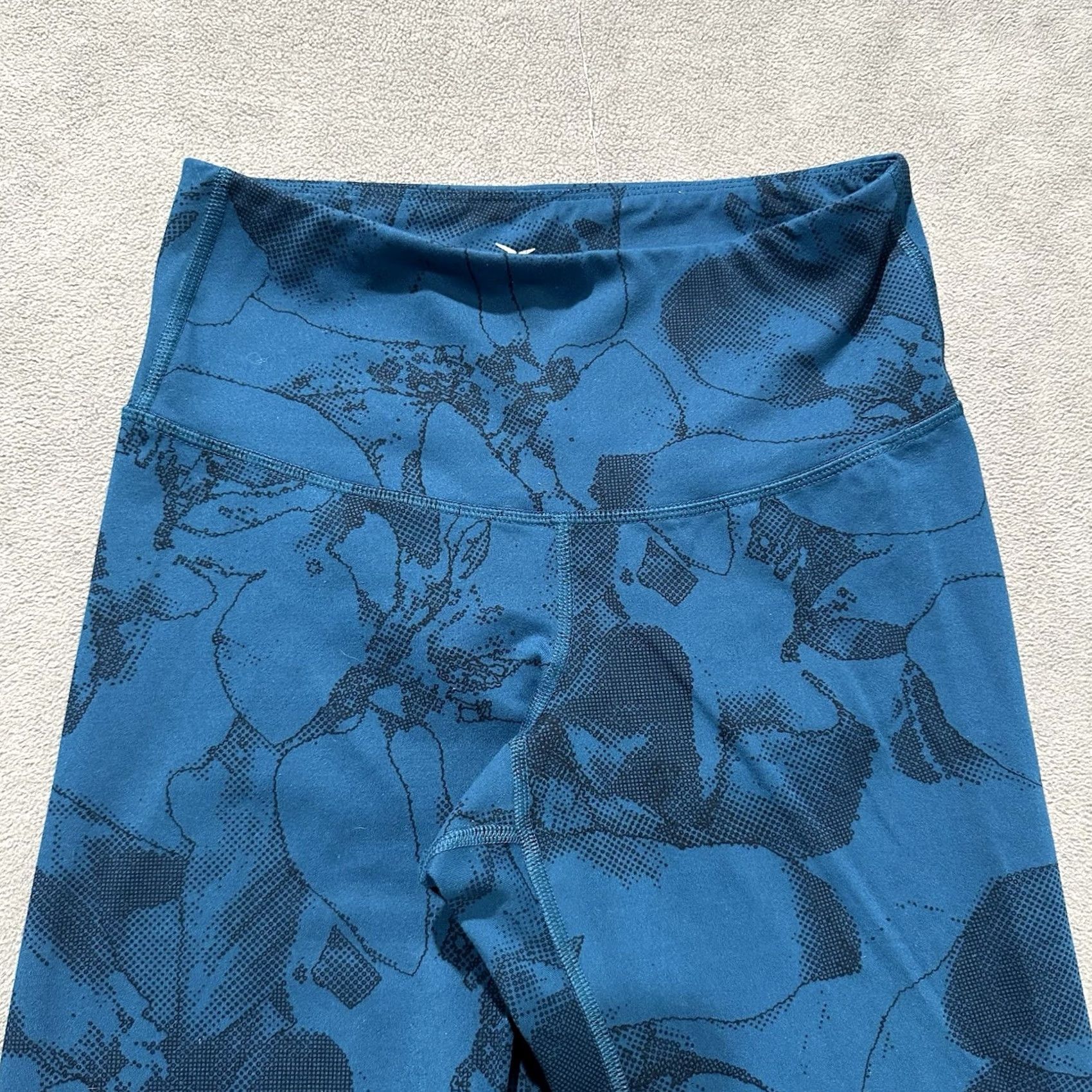 Old Navy Old Navy Active Go Dry Leggings Womens M Blue Floral AOP Print Stretch Yoga Size 32" / US 10 / IT 46 - 3 Thumbnail
