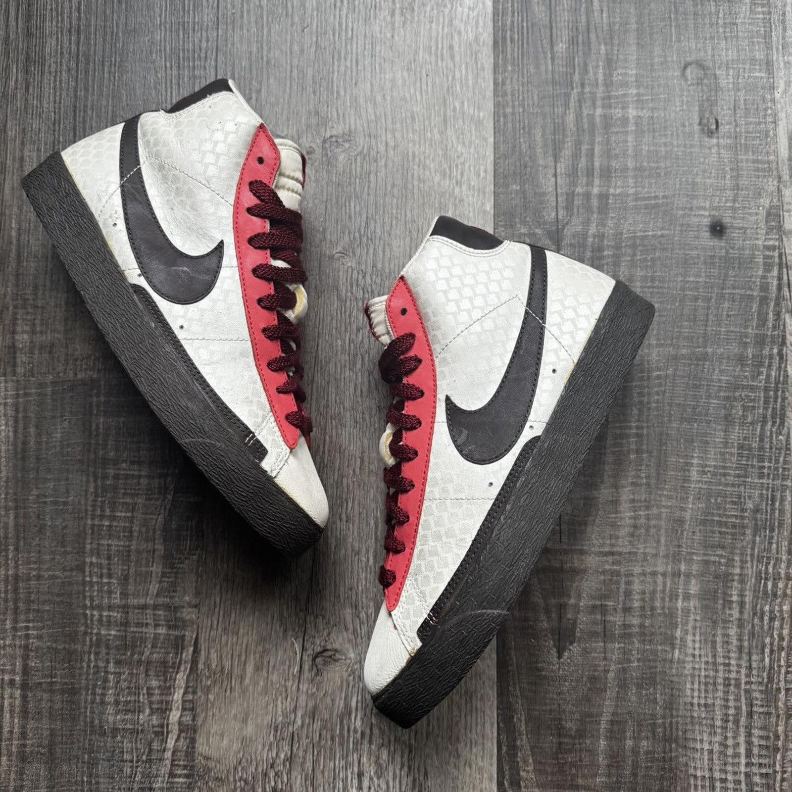 Nike NIKE • W'S Blazer High "Valentines Day" (7.5M) Size US 7.5 / EU 40-41 - 8 Thumbnail