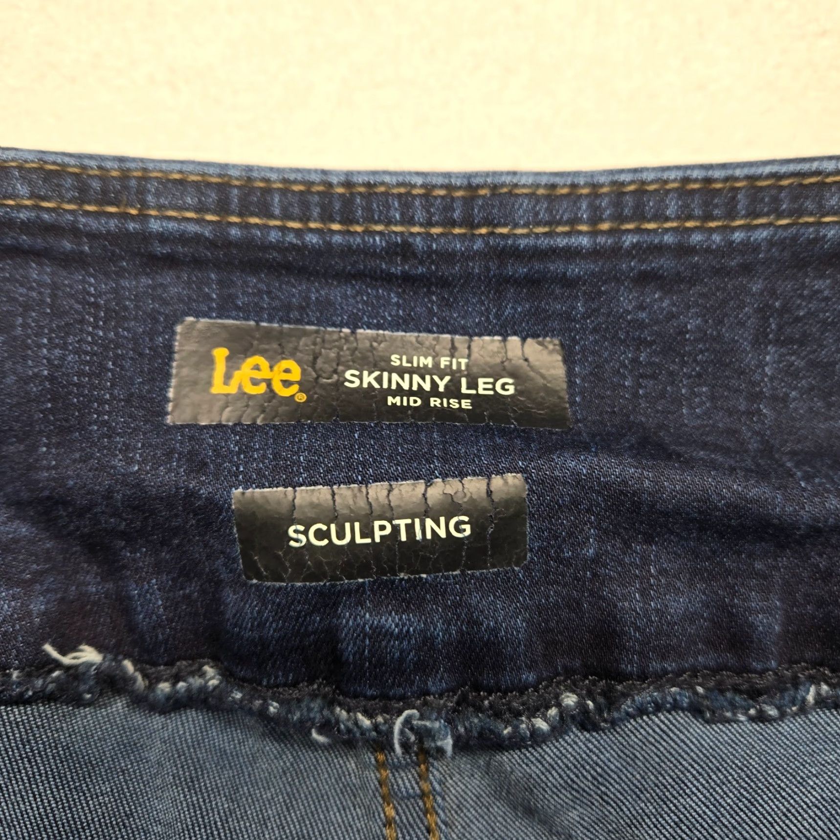 Lee Lee Jeans Slim Fit Skinny Mid Rise Dark Wash Women’s 14 Medium Denim 5-Pocket Slimming Brand Lee Shirt? (Note: This is not correct). Size 36" / US 14 / IT 50 - 3 Thumbnail