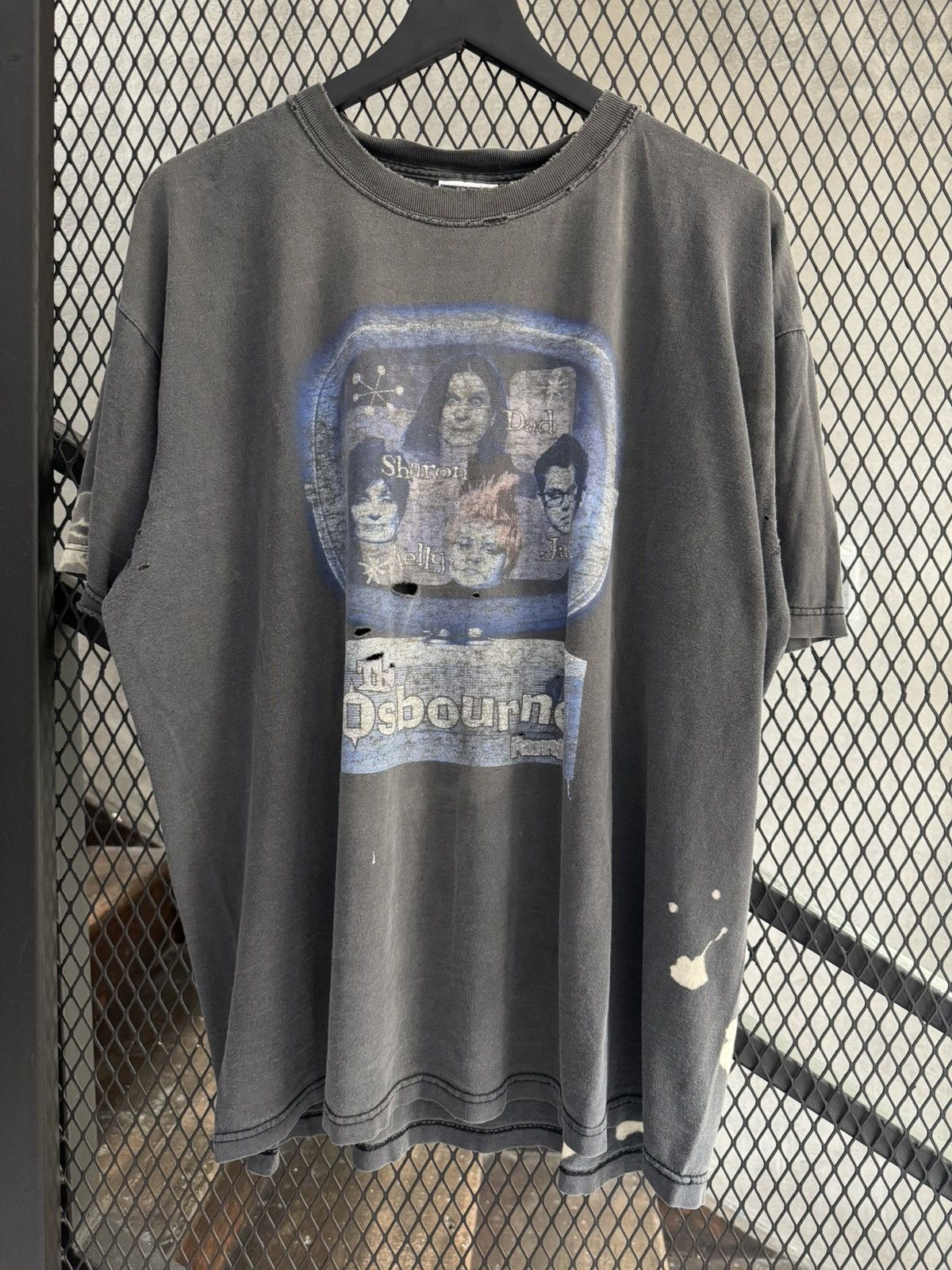Ozzy Osbourne Vintage 2000 The Osbourne Family Distressed and Faded Size US XL / EU 56 / 4 - 1 Thumbnail