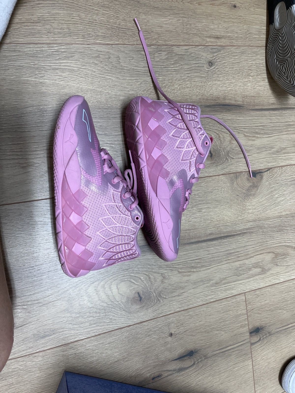 Puma MB.01 iridescent JR Size US 6 / EU 39 - 2 Thumbnail