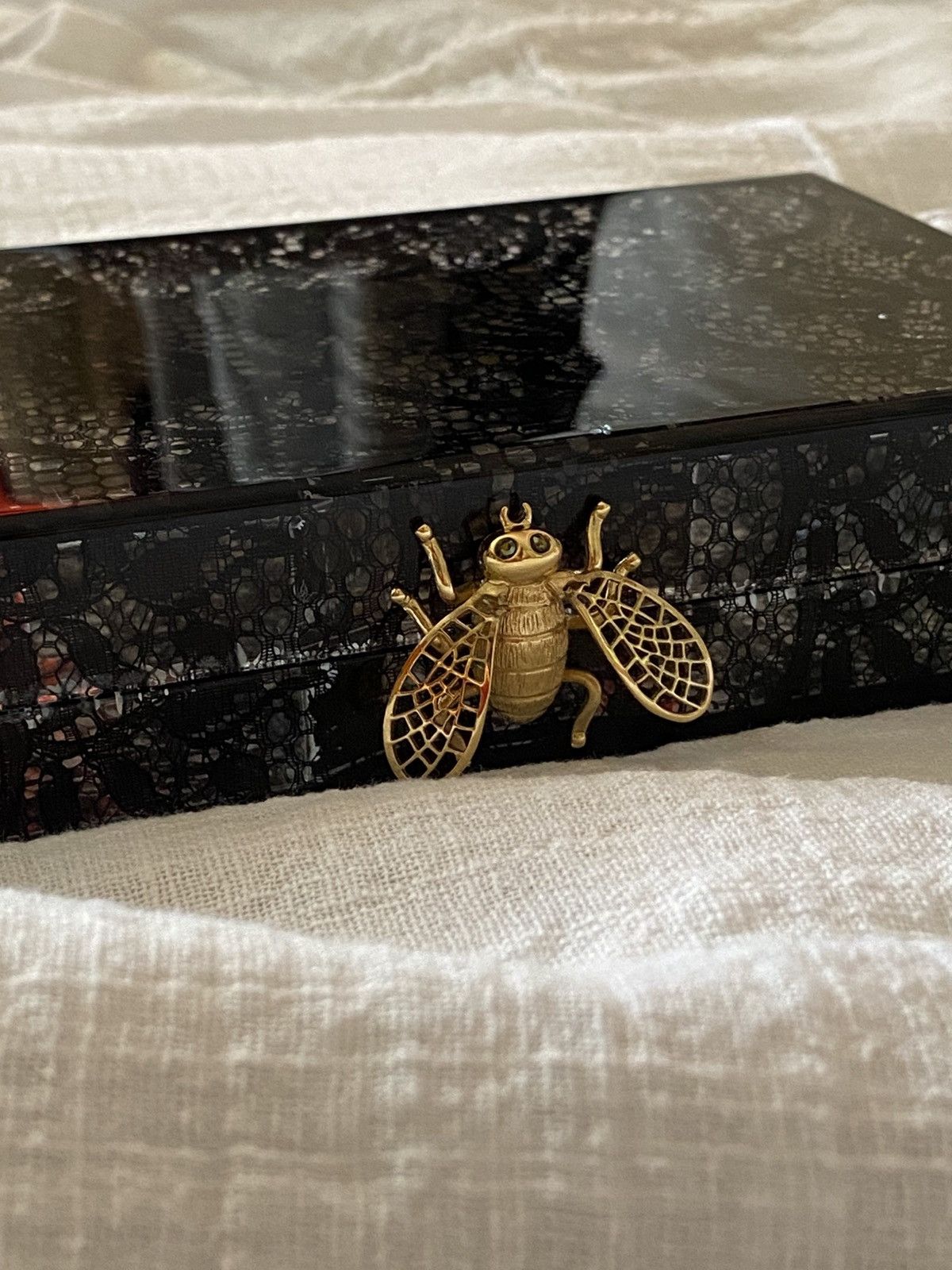Charlotte Olympia × Vintage Charlotte Olympia Bee Clutch – A Rare Collector’s Treasure Size ONE SIZE - 2 Thumbnail