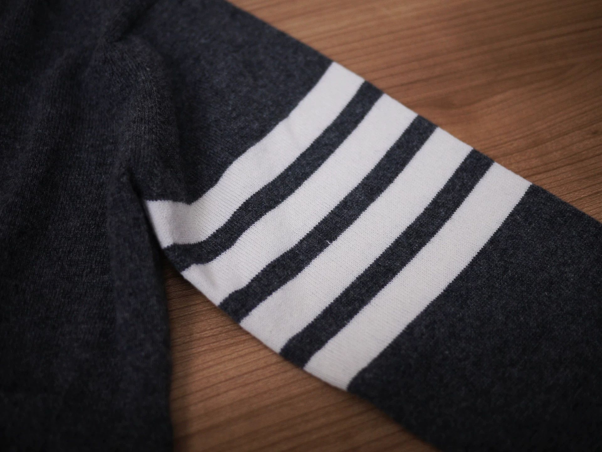 Thom Browne Thom Browne Grey Knit Sweater Size 0 No Tags No Pockets Size XS / US 0-2 / IT 36-38 - 4 Thumbnail