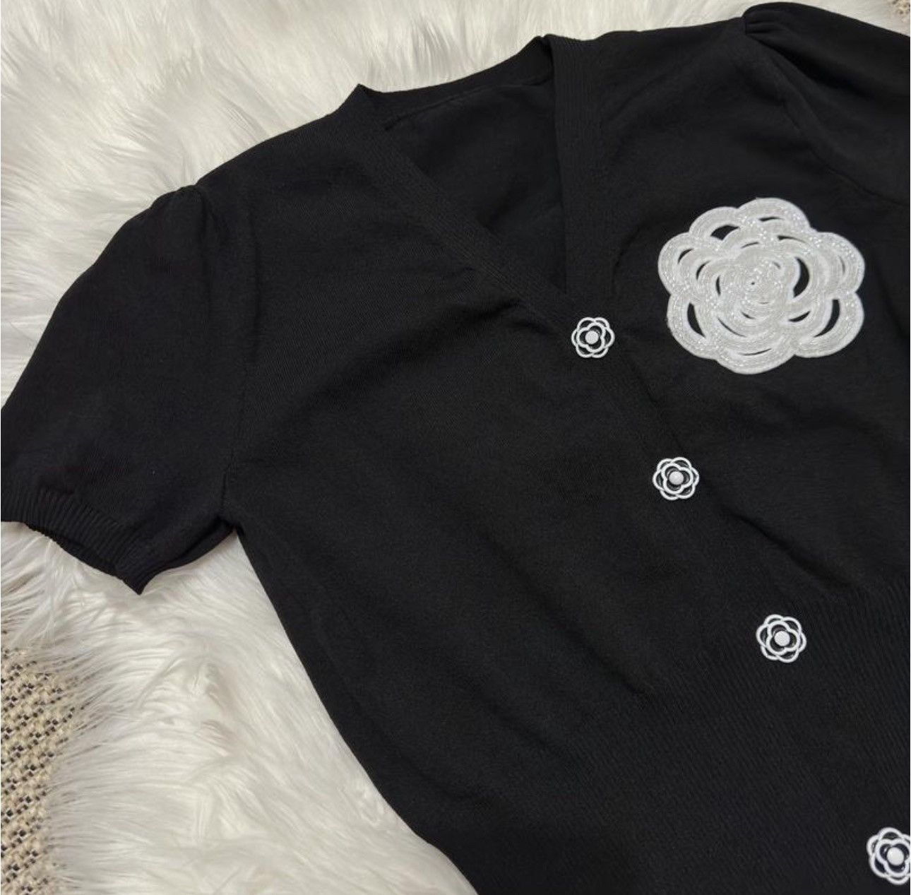 Designer Black Short-Sleeve Knit Cardigan with White Floral Appliqué Size S / US 4 / IT 40 - 2 Thumbnail