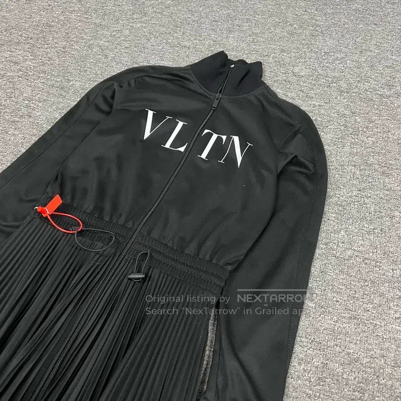 Valentino Valentino The main line is a big logo dress Size S / US 4 / IT 40 - 3 Thumbnail