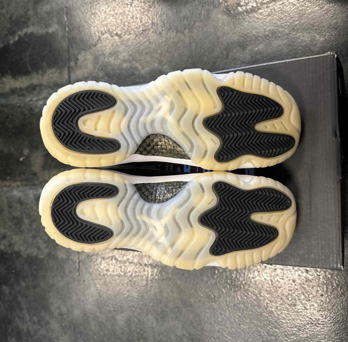 Nike Jordan 11 Gratitude GS Size US 5.5 / EU 38 - 5 Thumbnail