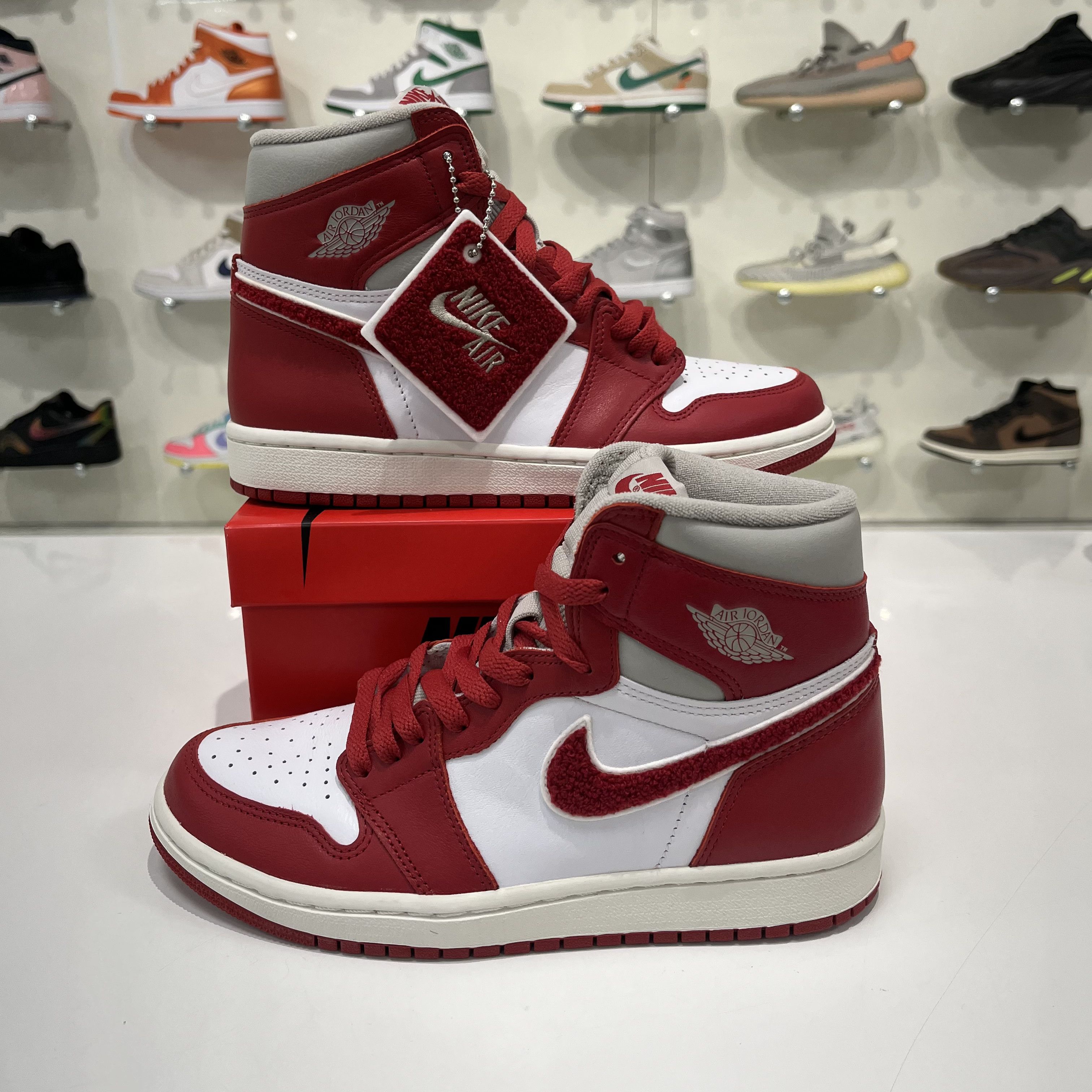 Nike Air Jordan 1 Retro High OG Varsity Red (W) Size US 6.5 / IT 36.5 - 1 Thumbnail