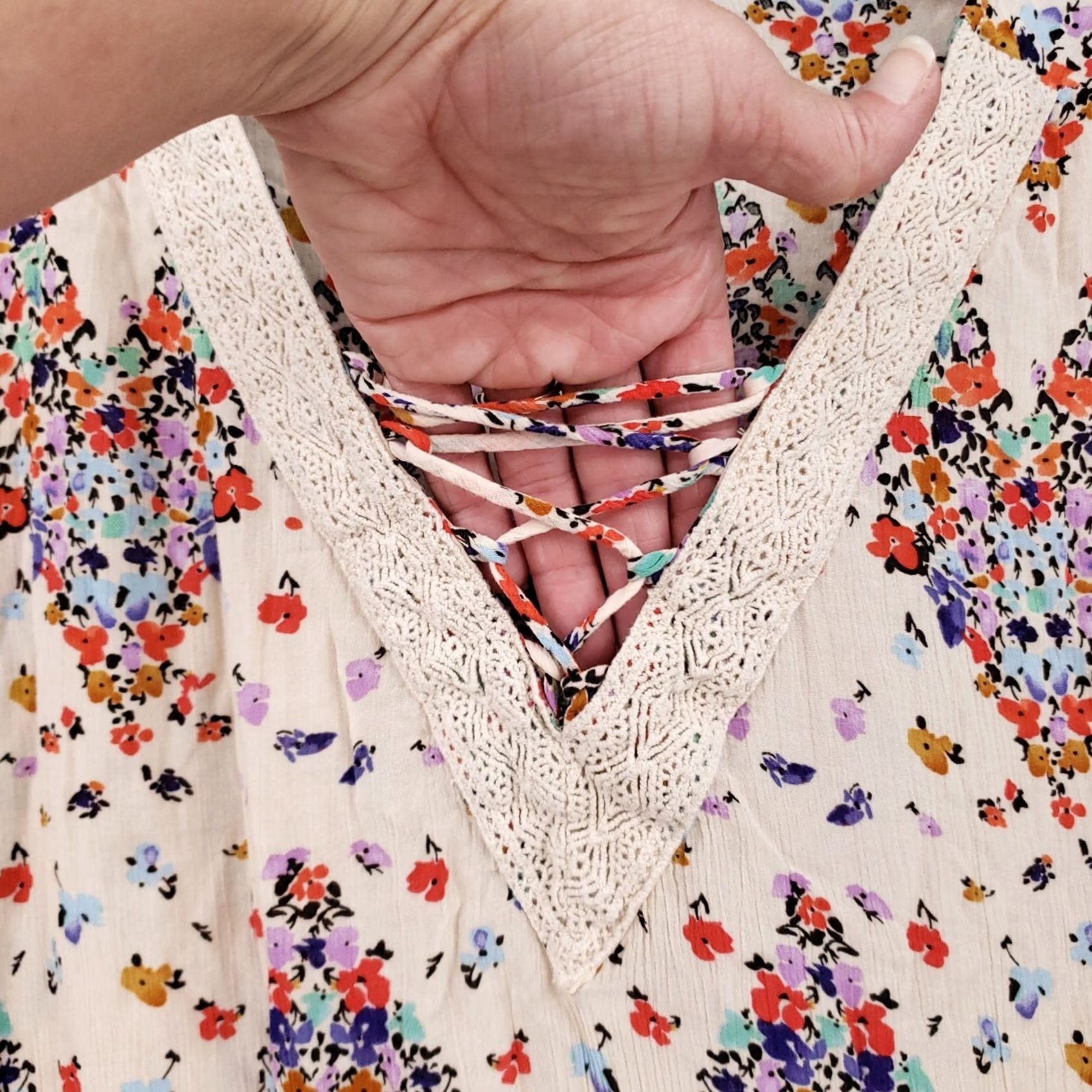 Vintage Democracy Blouse Shirt Womens XL Beige Floral Ditsy V-Neck Beaded Crochet Boho Cottagecore Size XL / US 12-14 / IT 48-50 - 4 Thumbnail