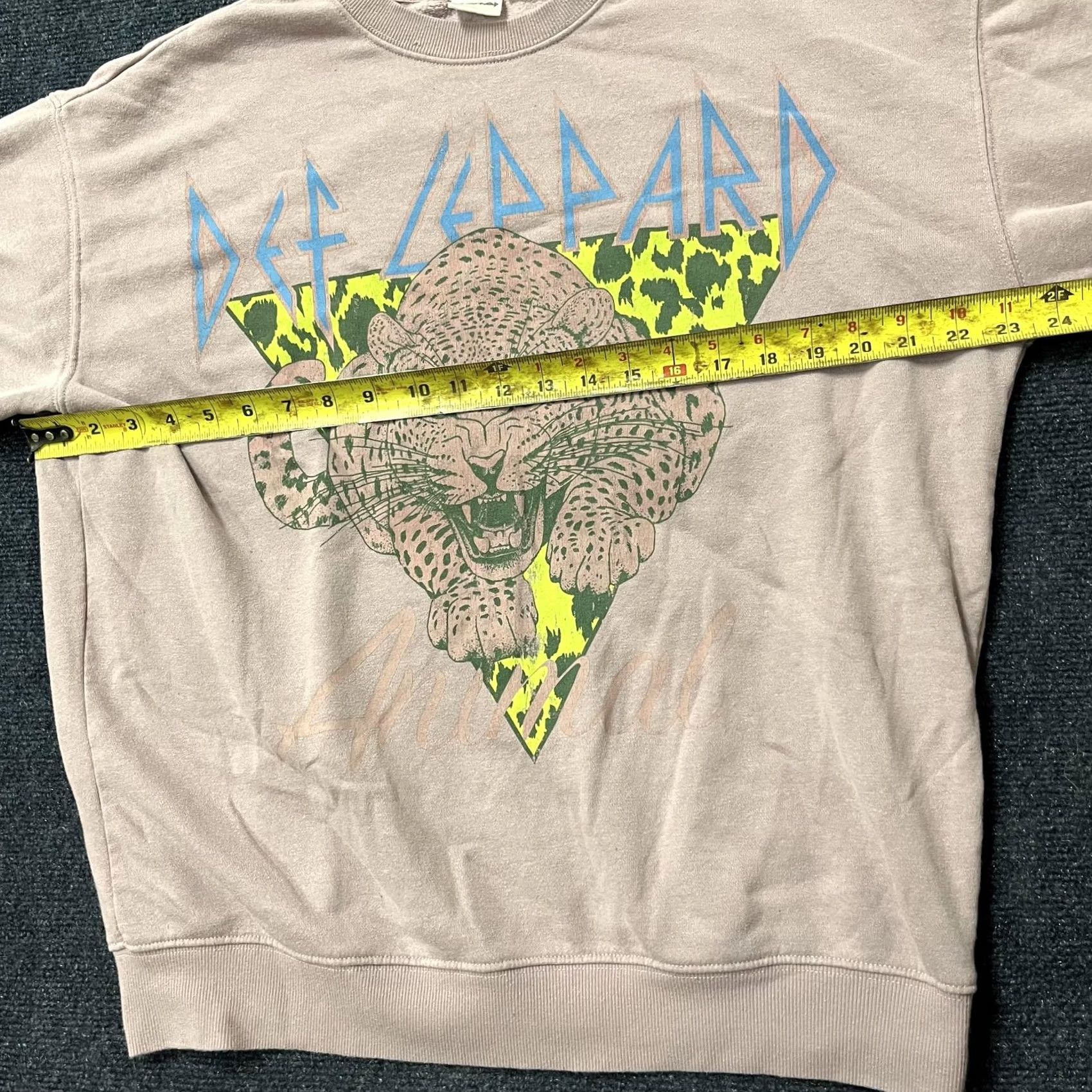 Vintage Def Leppard Sweatshirt Mens Medium Purple Leopard Graphic Pullover Fleece Size US M / EU 48-50 / 2 - 6 Thumbnail