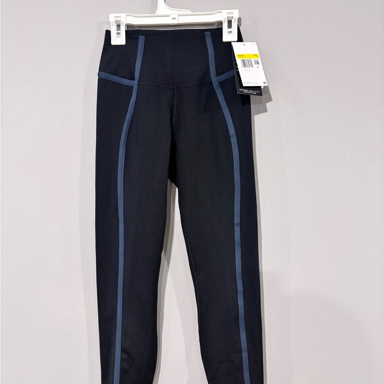 Nike Nike Women's Black and Blue Leggings Size 27" / US 4 / IT 40 - 2 Thumbnail