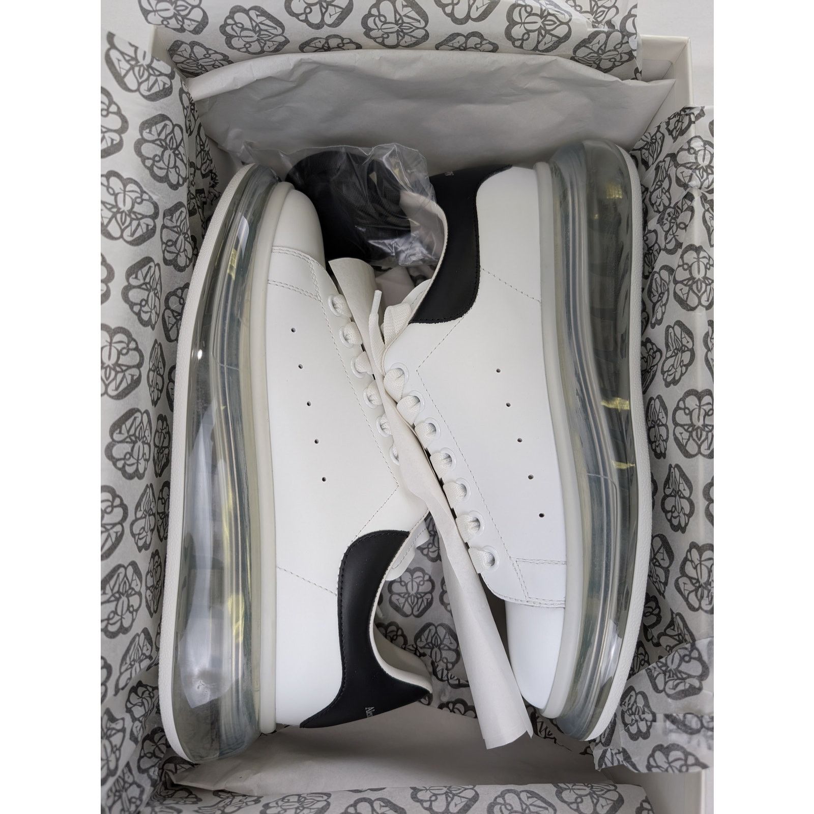 Alexander McQueen o1rshd1 Larry Sneakers in White/Black Size US 6 / EU 39 - 18 Thumbnail