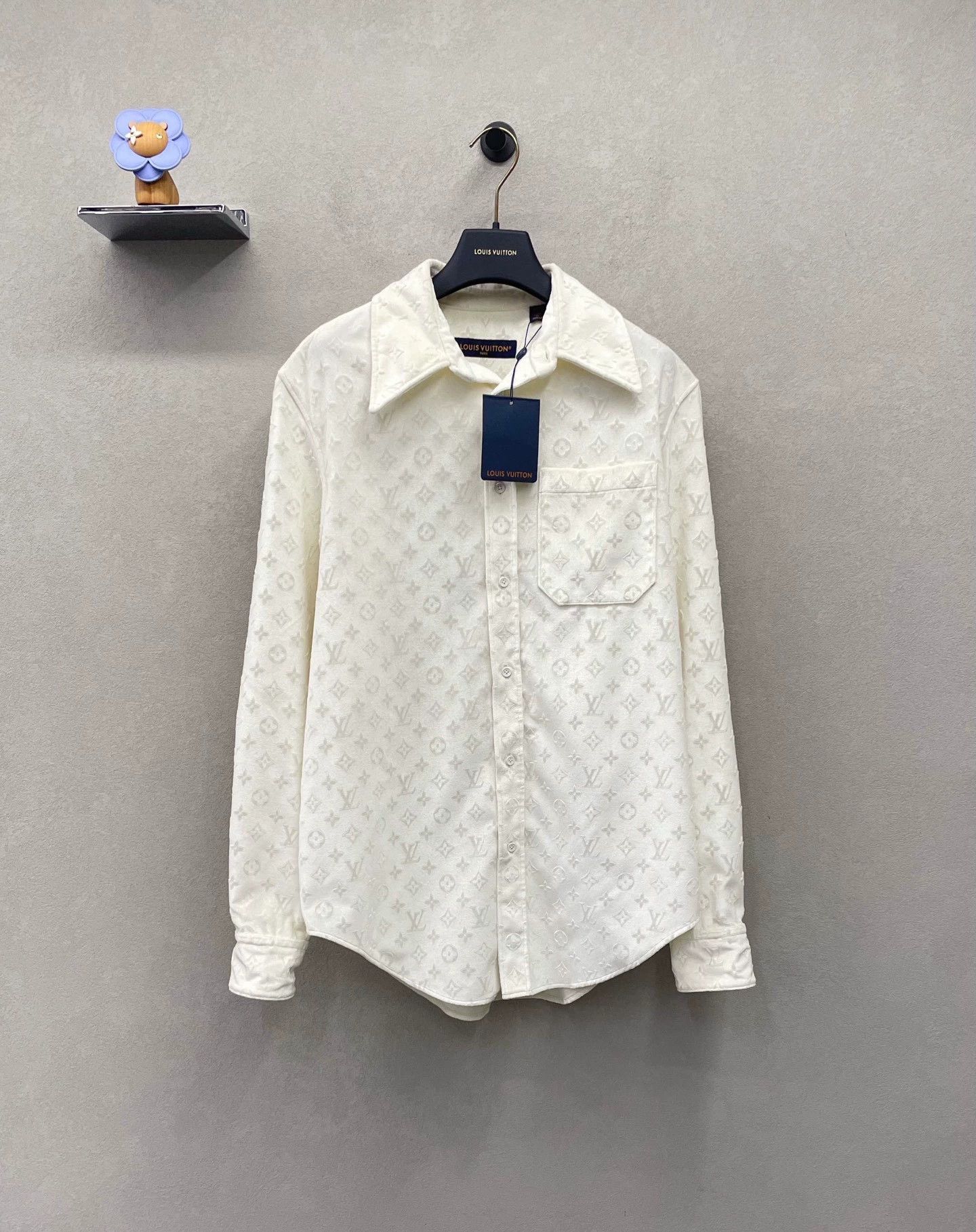 Louis Vuitton stylish white logo shirt in size large Size US L / EU 52-54 / 3 - 1 Thumbnail