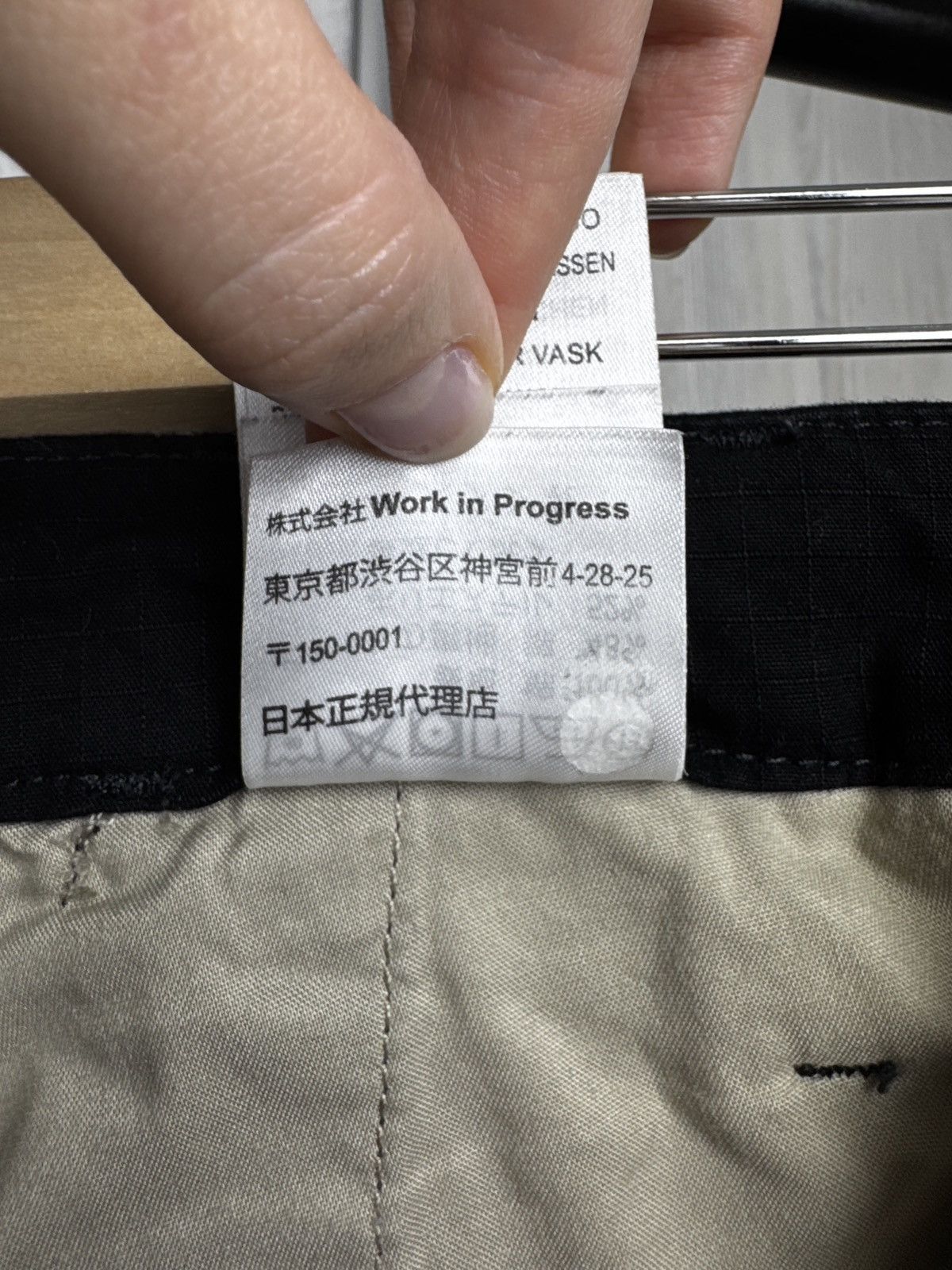 Carhartt Wip Carhartt WIP black regular cargo shorts Size US 32 / EU 48 - 11 Thumbnail