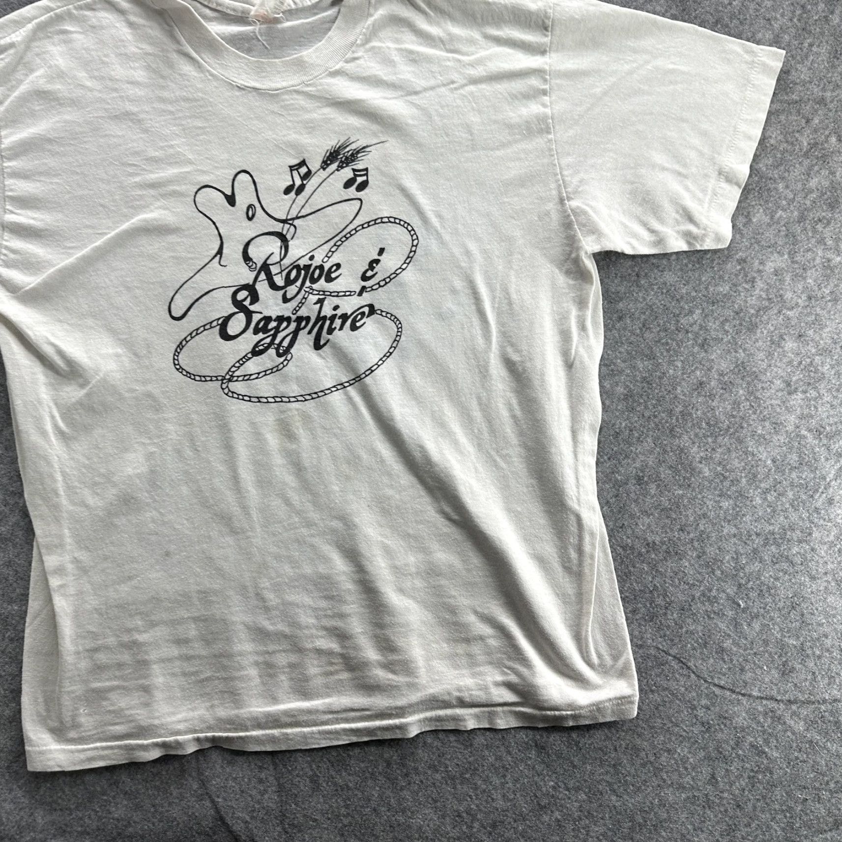Vintage VINTAGE Rojoe & Sapphire Shirt Mens Large White Band Graphic Music Tee 80s 90s Size US L / EU 52-54 / 3 - 3 Thumbnail