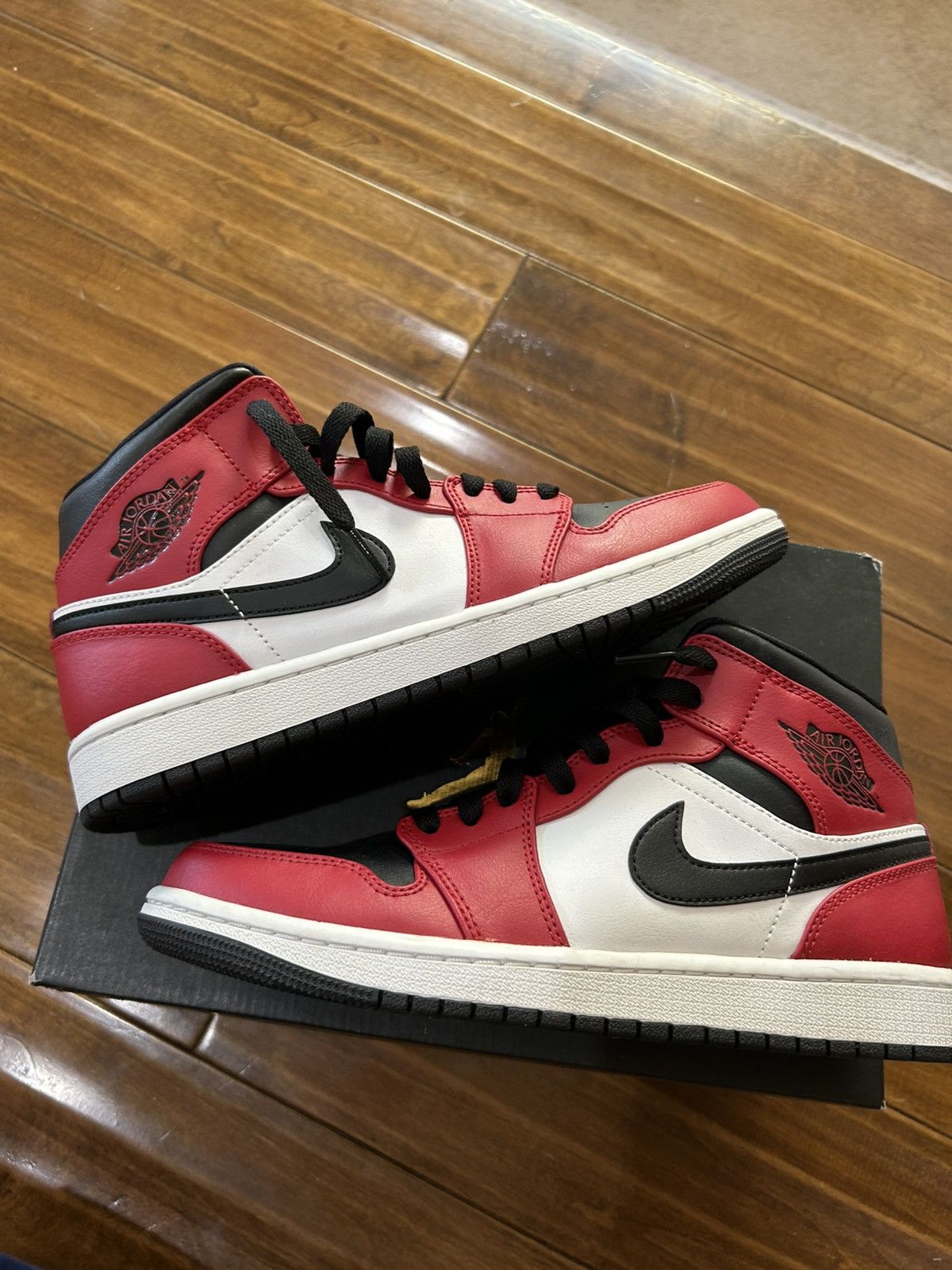 Jordan Brand Jordan 1 Mid Chicago Toe Black/Gym Red 554724 069 Size US 7.5 / EU 40-41 - 2 Thumbnail