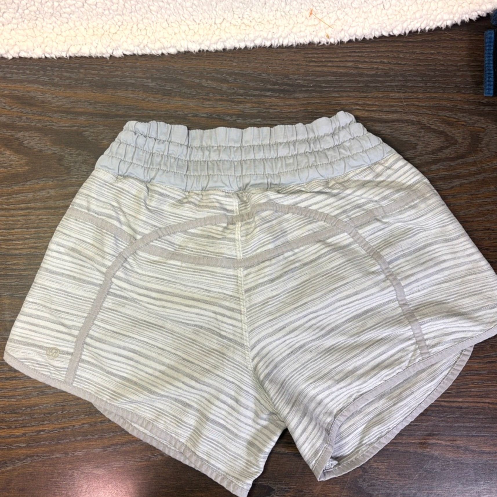 Lululemon Lululemon Tracker Shorts Gray Stripe Reflective Logo Size 6-8 Run Swift Womens 6 Gray Size 28" / US 6 / IT 42 - 4 Thumbnail