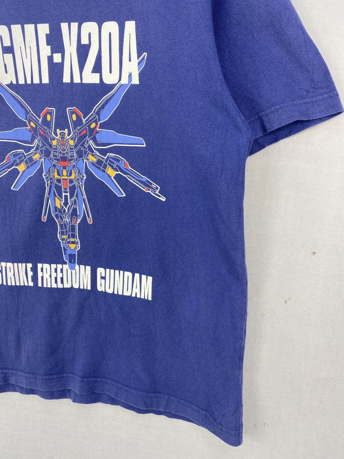Uniqlo Uniqlo UT X Gundam Graphic Tee Size US S / EU 44-46 / 1 - 3 Thumbnail