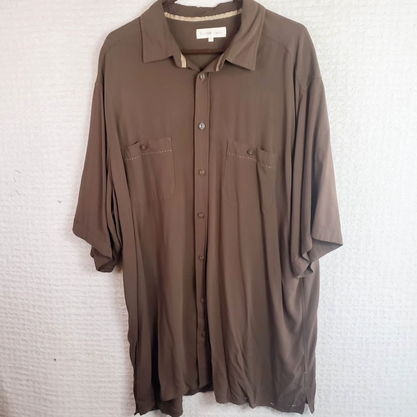 The Territory Ahead VINTAGE Territory Ahead Shirt Mens 2XLT Brown Rayon Short Sleeve Button-Up Pockets Logo Check Modern Designer Casual Workwear Relations Size US XXL / EU 58 / 5 - 2 Thumbnail