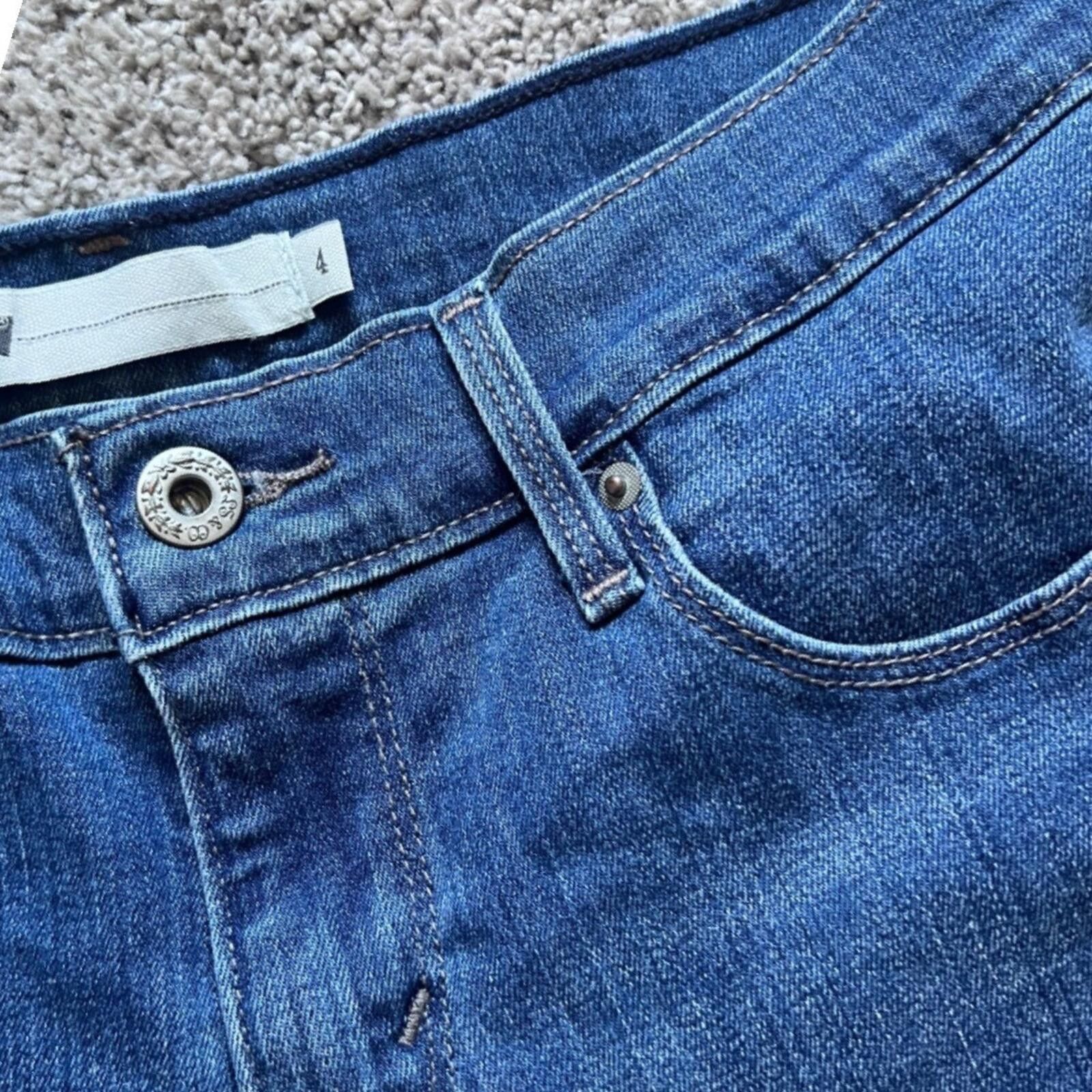 Levi's Levis Womens Medium Wash Denim Shorts Size 4 Mid Rise Size 27" / US 4 / IT 40 - 1 Thumbnail