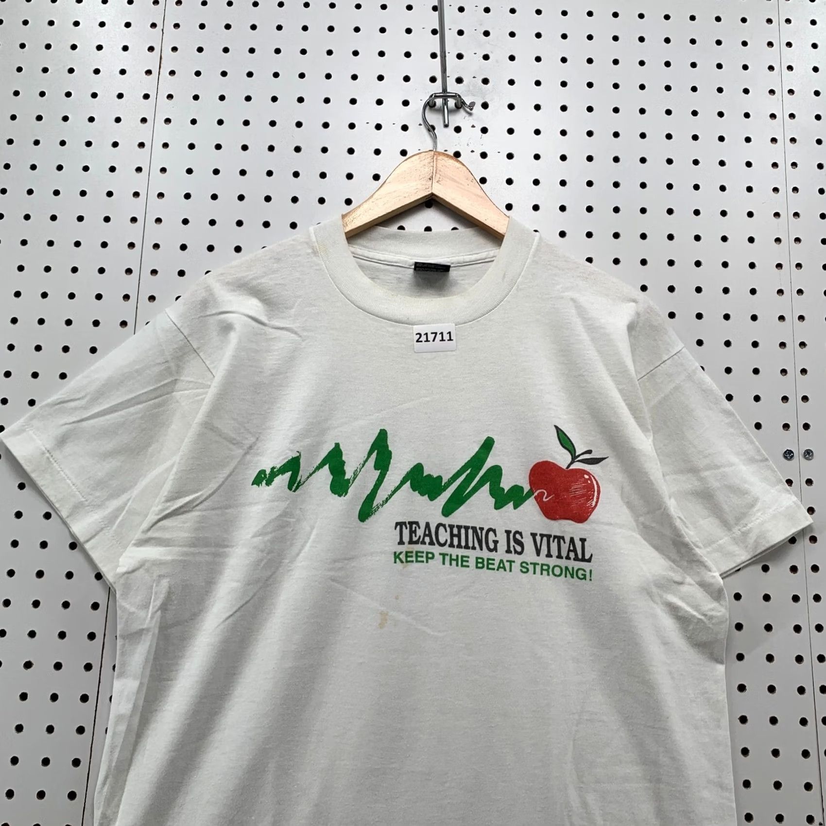 Fruit Of The Loom Vintage Teacher Shirt White Single Stitch Teaching Is Vital Mens Large 21.5x27 Size US L / EU 52-54 / 3 - 5 Thumbnail