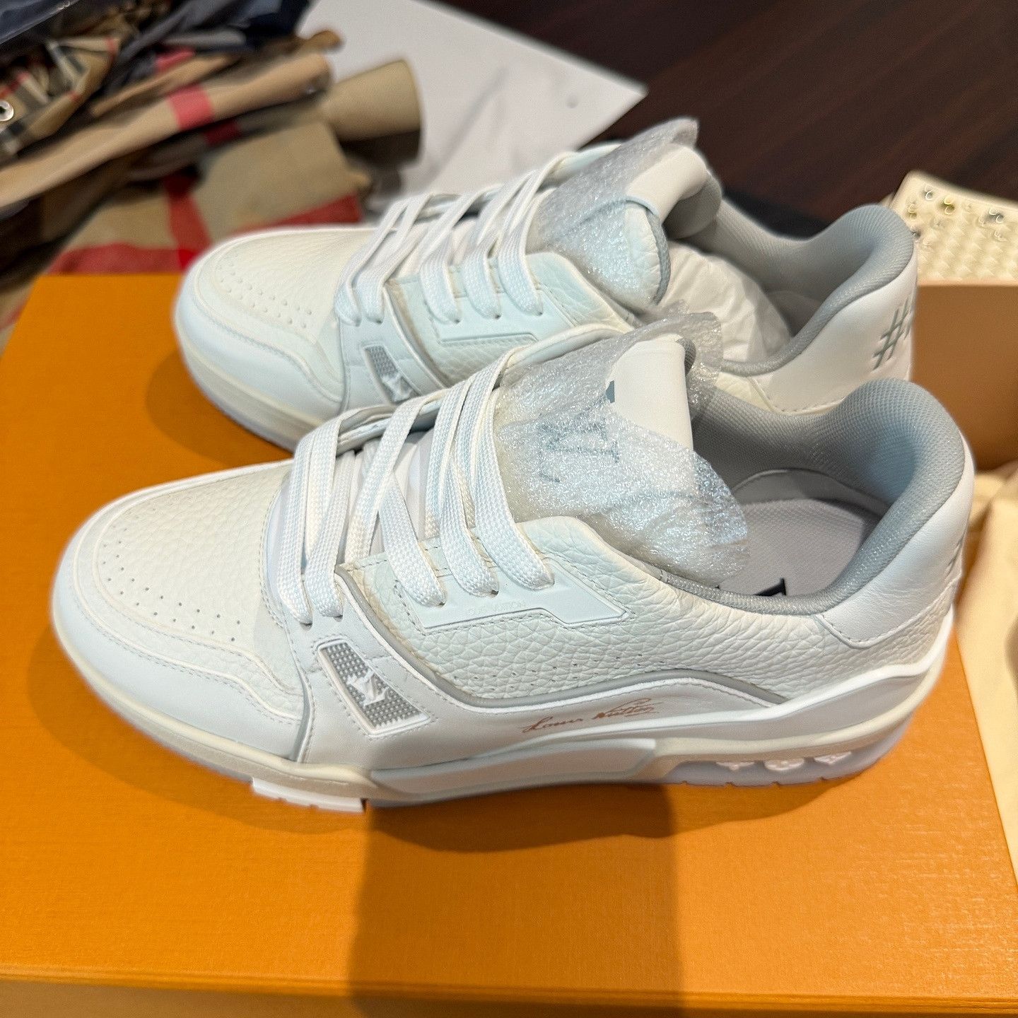 Louis Vuitton Louis Vuitton White Trainer Low-Top Sneakers Size 37 Size US 7 / IT 37 - 1 Thumbnail