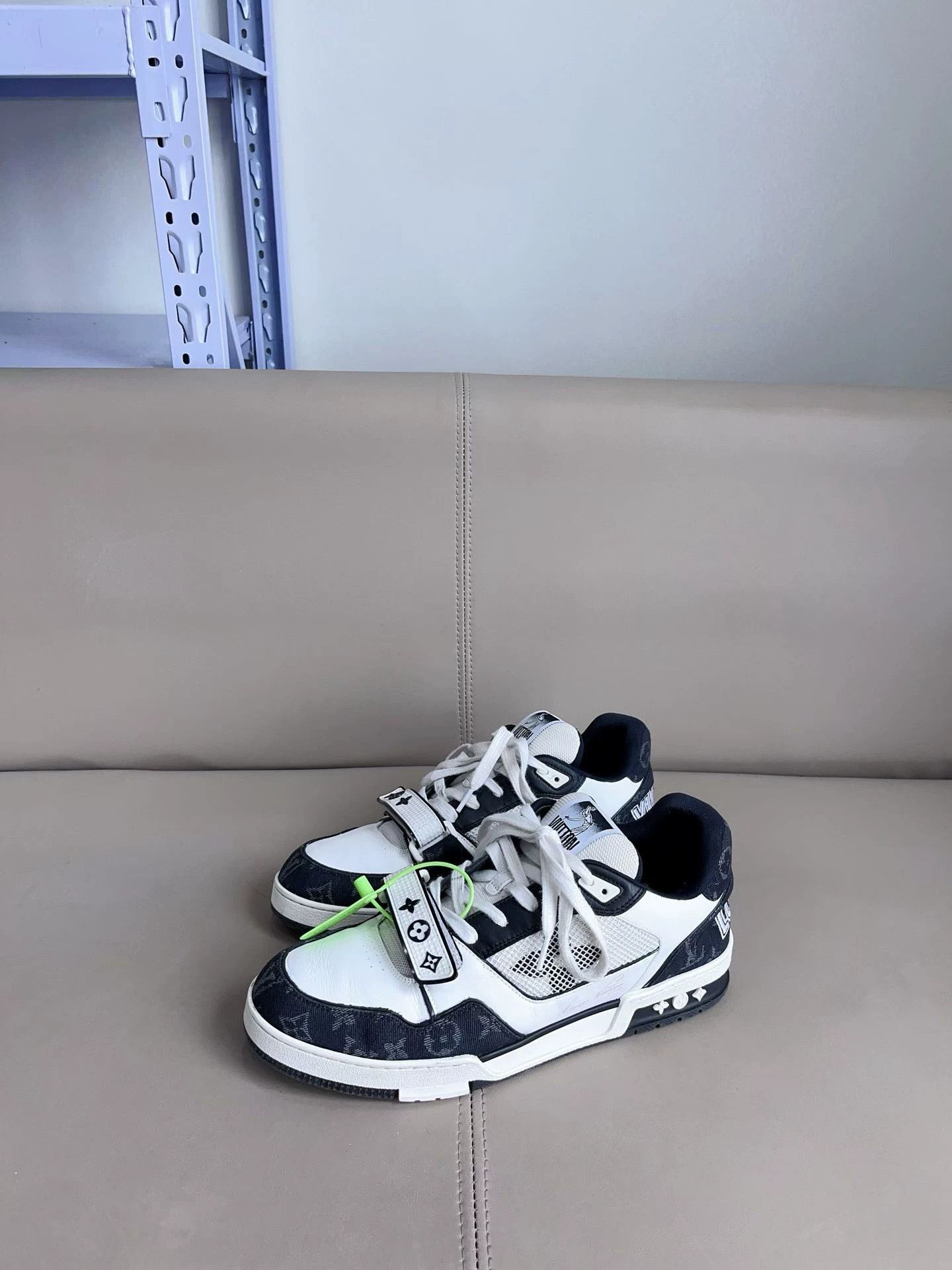 Louis Vuitton Louis Vuitton LV Trainer Black/White Velcro 44 EU - ond. Size US 11 / EU 44 - 2 Thumbnail