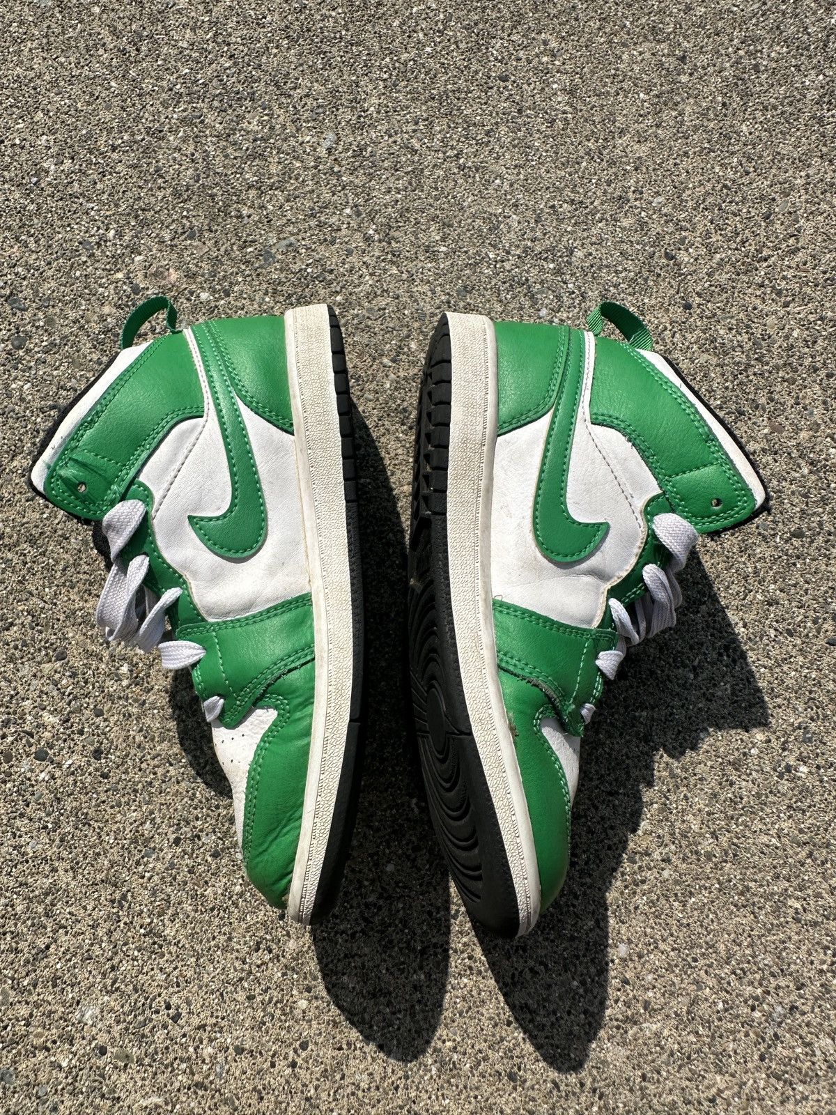 Jordan Brand Nike jordan 1 mid green shoes size 2Y Size US 5 / EU 37 - 4 Thumbnail